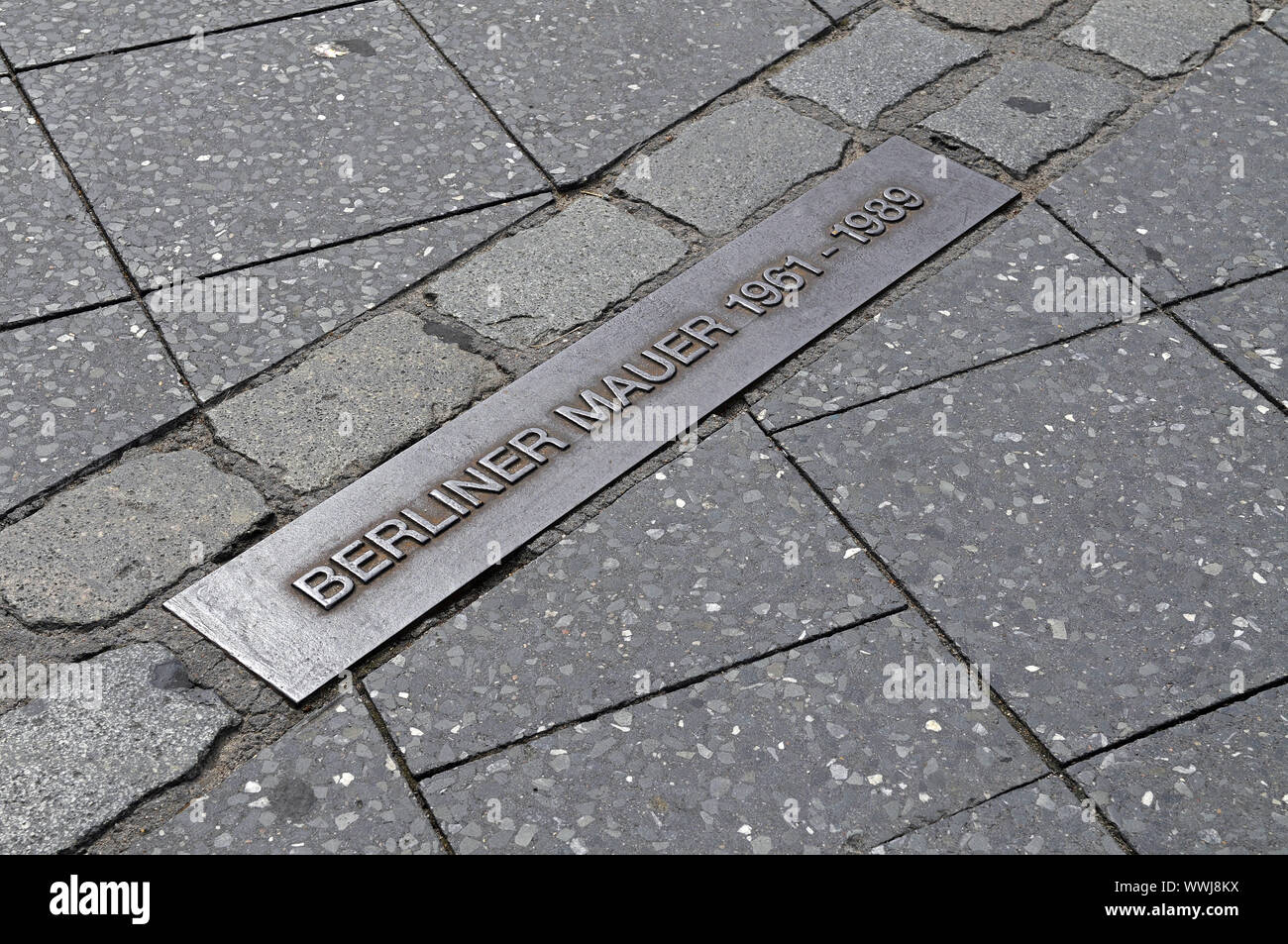 Kennzeichnung der ehemalige Standort der Berliner Mauer am Leipziger Platz Stockfoto