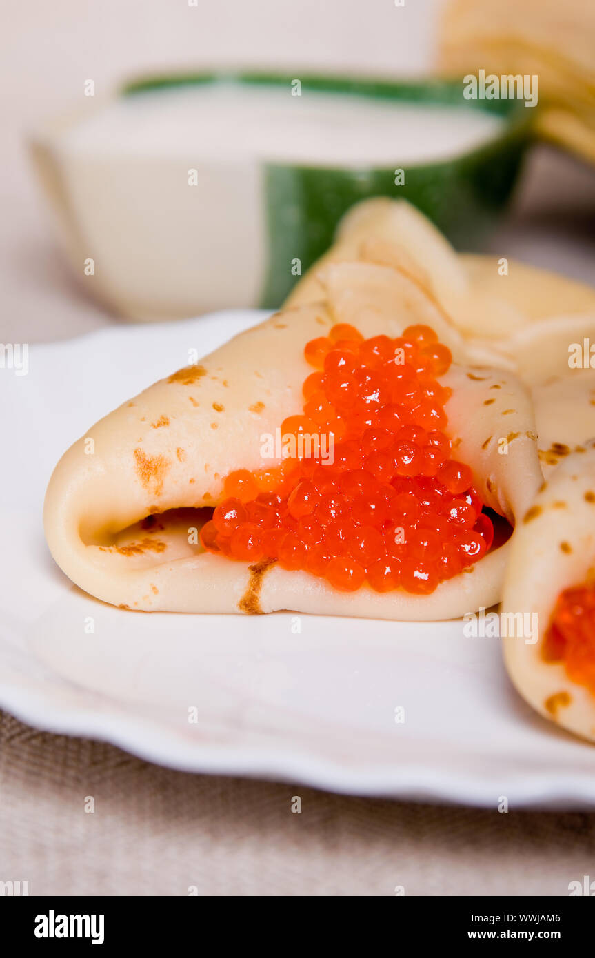 Pfannkuchen mit rotem Kaviar auf dem Teller Stockfoto