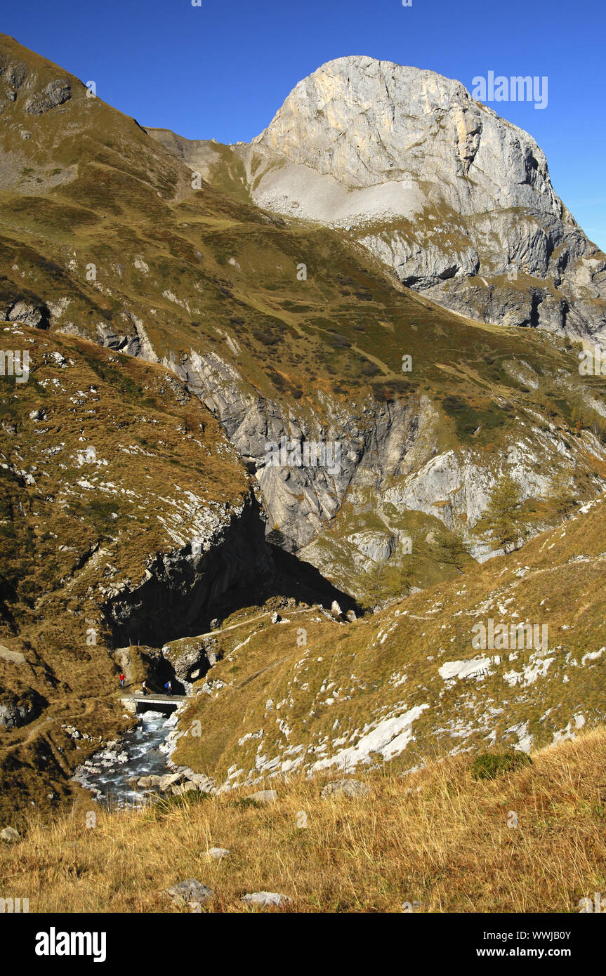 Geltenbach vor dem Gipfel Spitzhorn Stockfoto