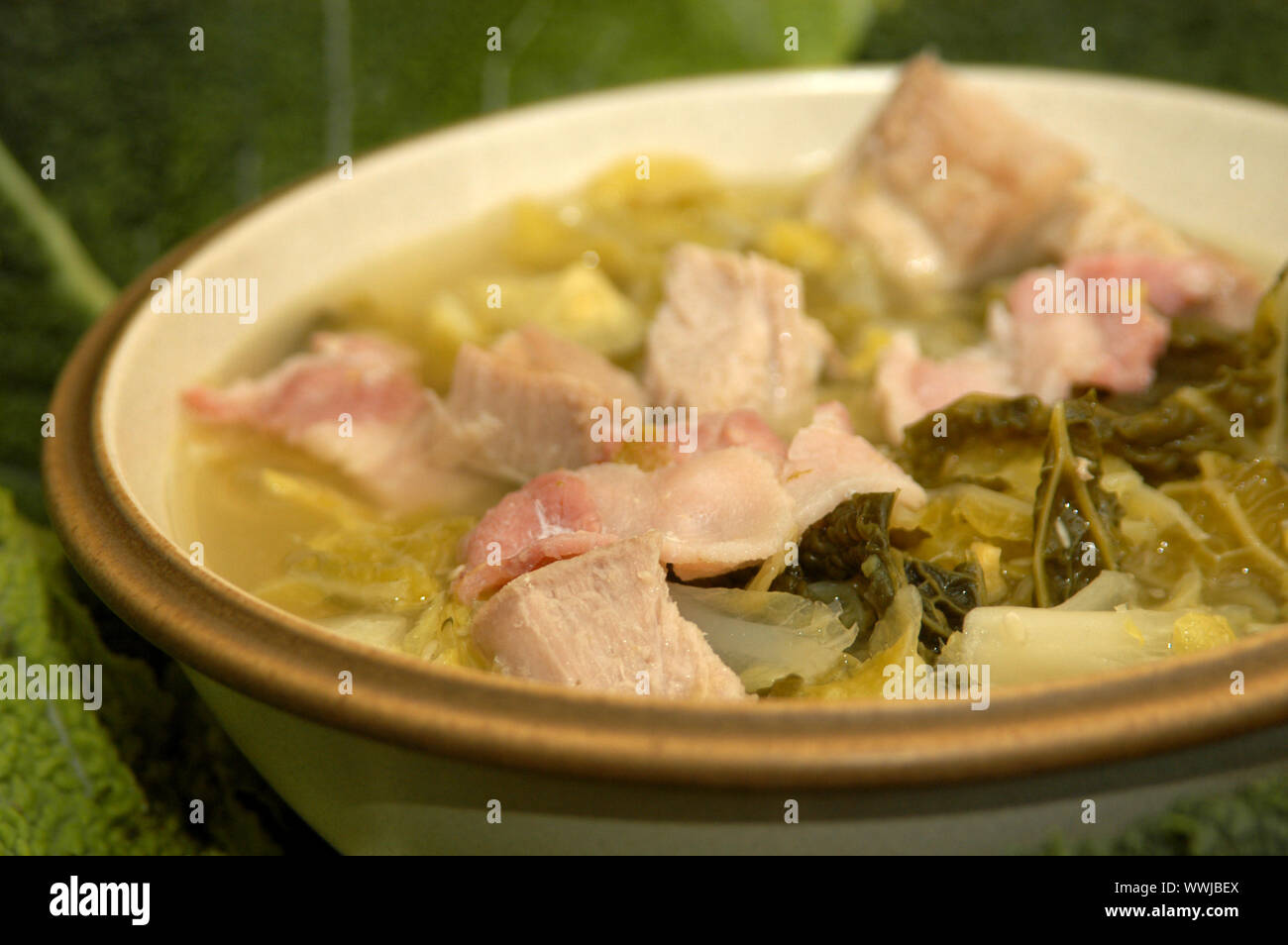 Curley Grünkohl-Suppe mit Bio geräucherter Speck Stockfoto