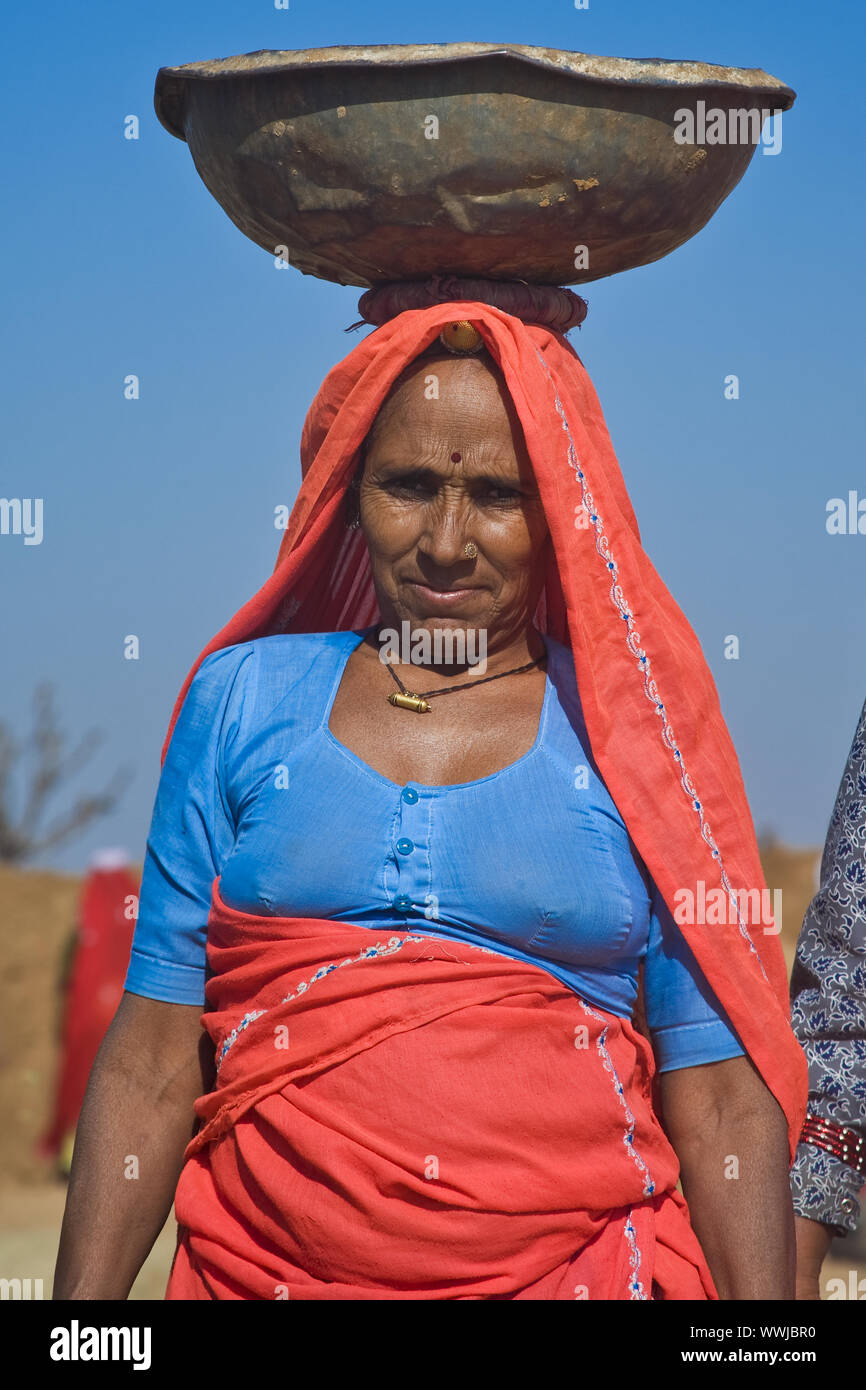 Idian Workingwoman in traditioneller Kleidung, Nordindien, Indien, Asien Stockfoto