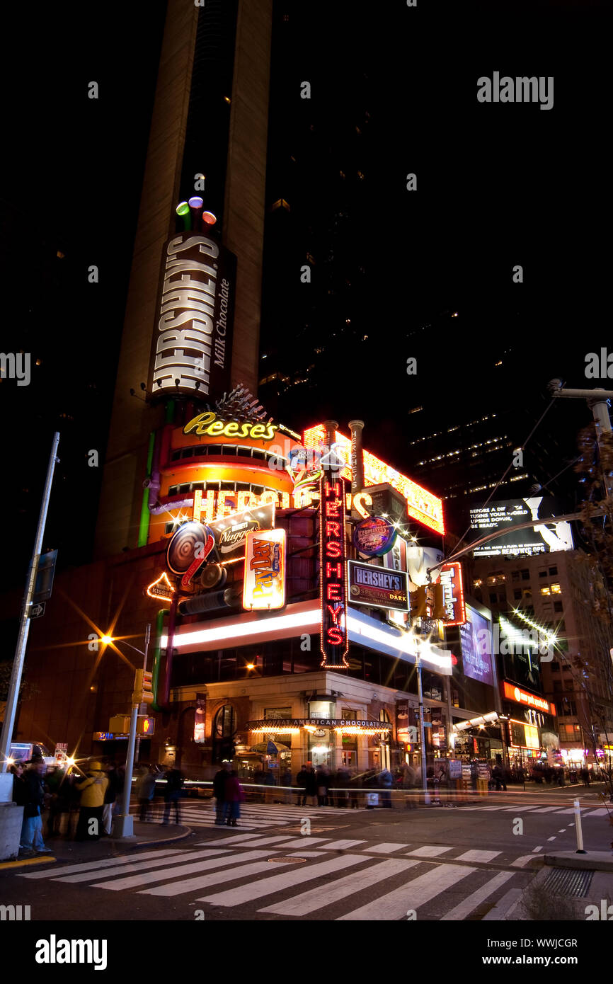 Hershey, Great American Chocolate Company, Candy Store bei Nacht auf dem Times Square in Manhattan, New York City. Stockfoto