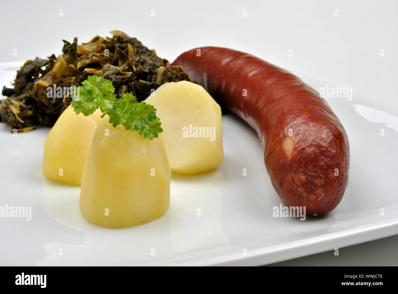 geräucherte Wurst mit Kartoffeln und Curley Grünkohl Stockfoto