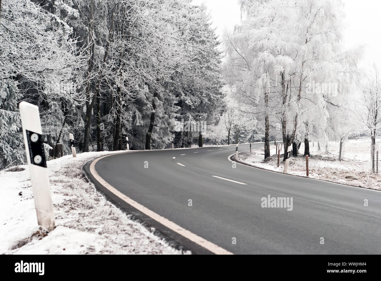 Straße durch verschneite Winterlandschaft Stockfoto