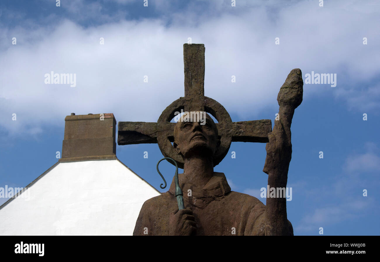 NORTHUMBERLAND; LINDISFARNE; ST. MARY'S CHURCH; ST. AIDEN STATUE Stockfoto