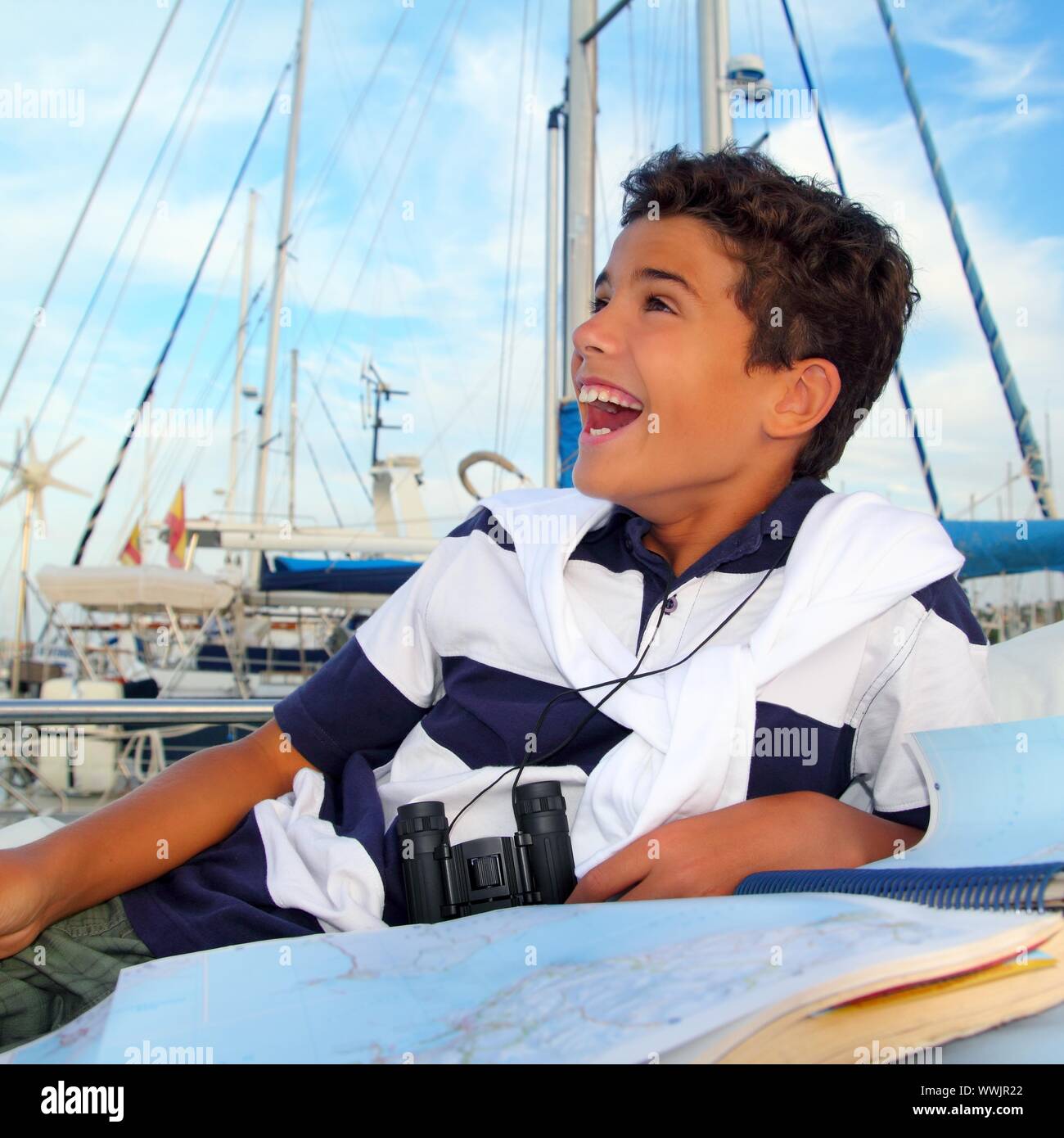 junge Teen Seemann Handauflegen Marina Boot Grafik Karte lächelnd in Sommerferien Stockfoto