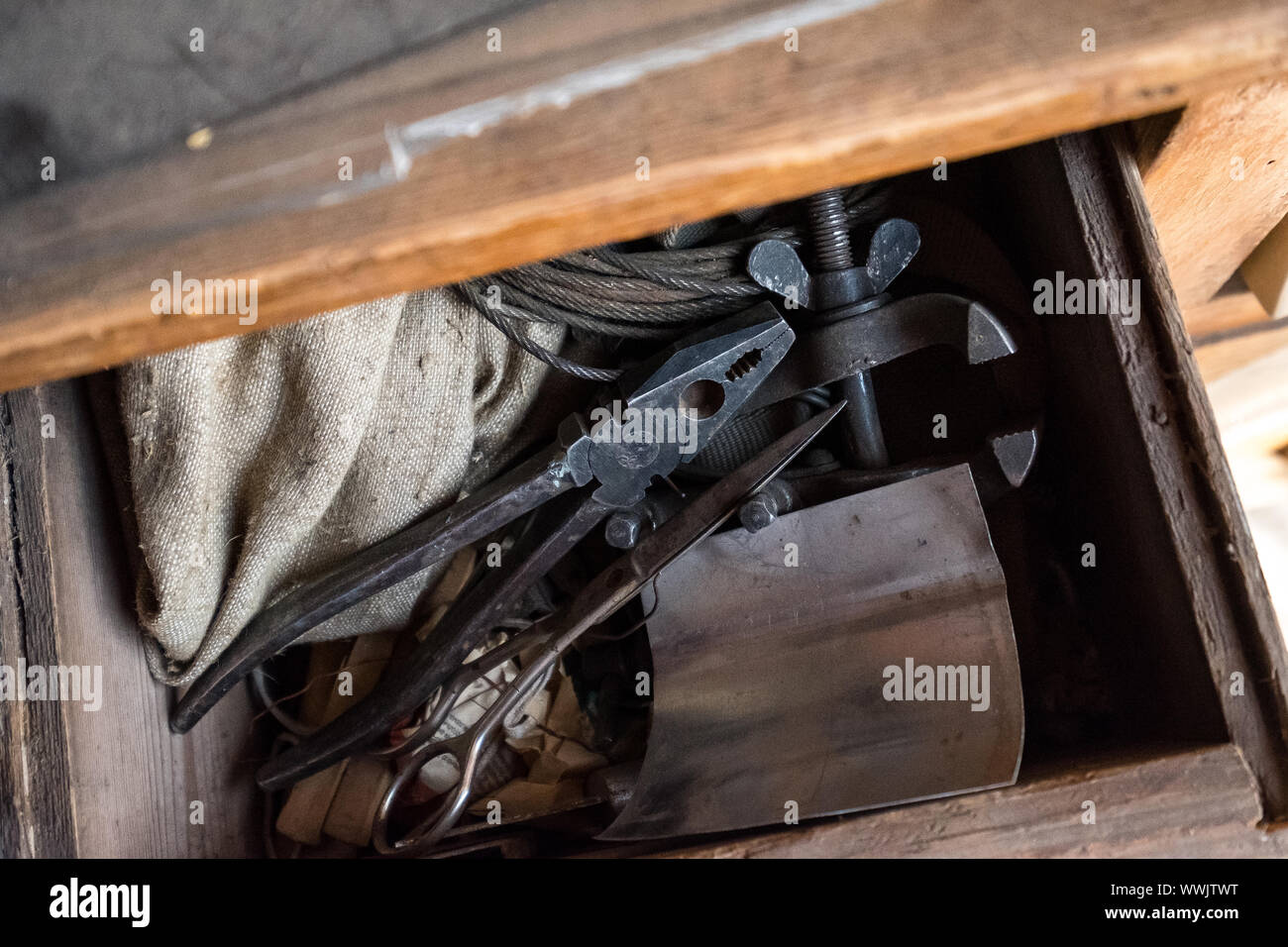 Schere, Vice, Zange, Sackleinen in einem alten Kasten. Die Brust einer alten Kommode Stockfoto