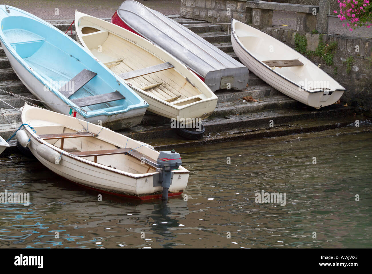 Boote am kleinen Hafen von Torno, Comer See, Italien Stockfoto