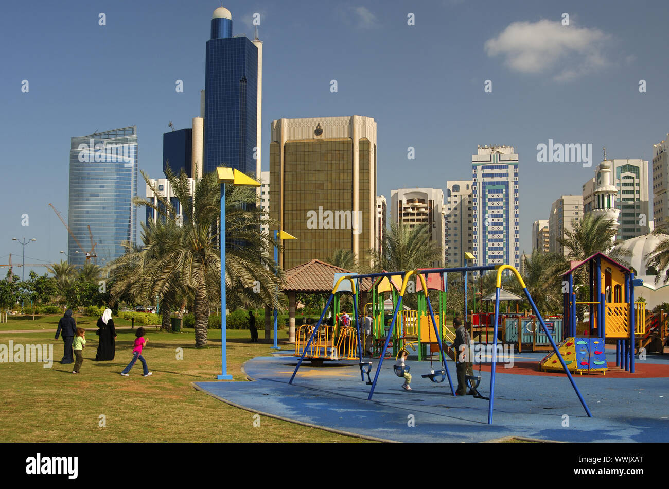 Spielplatz vor der Skyline von Abu Dhabi Stockfoto