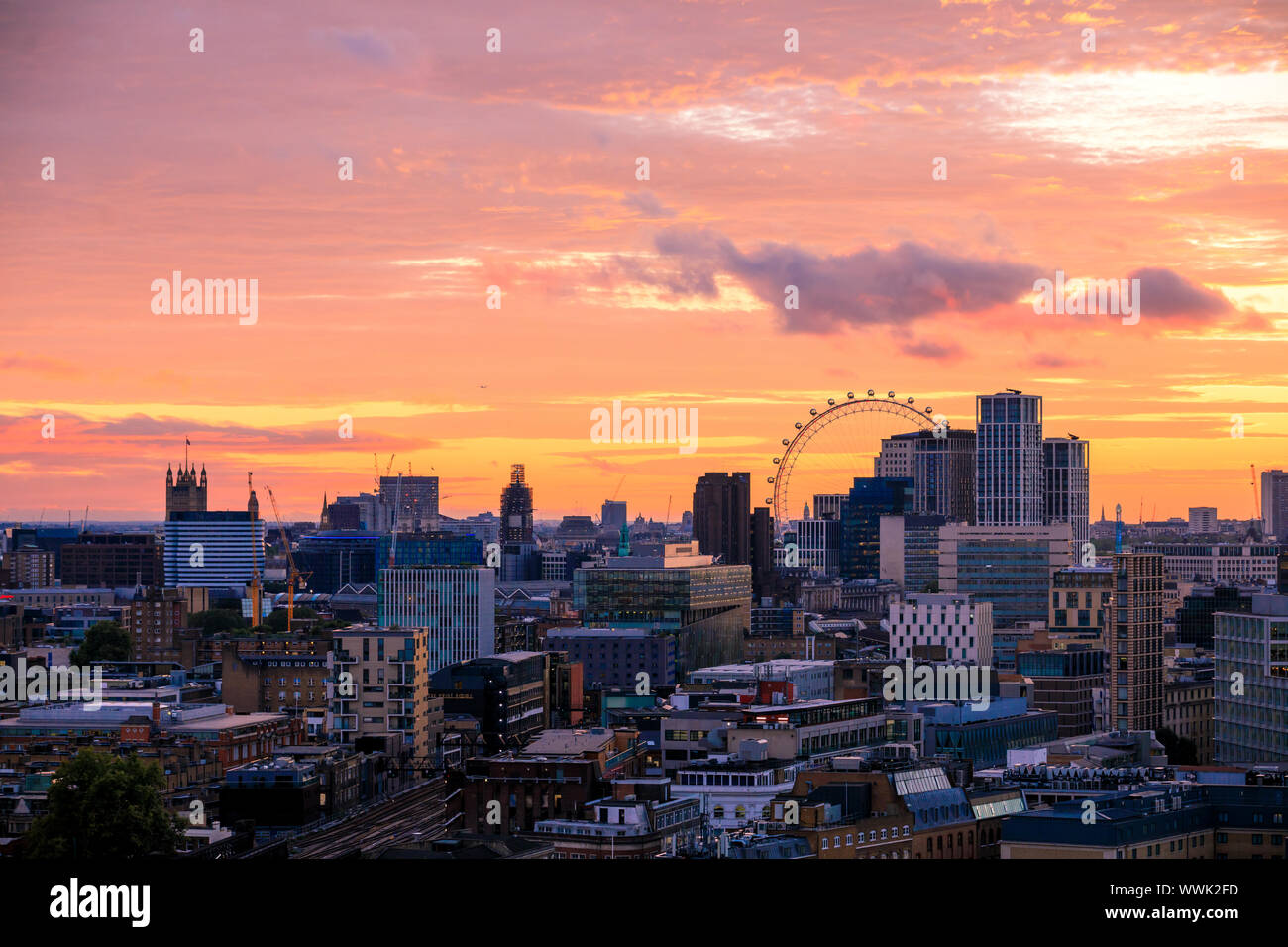 Blick auf den atemberaubenden Sonnenuntergang über dem Horizont in der vergangenen Nacht in London von der London Bridge. Durchwachsenes Wetter ist für das Wochenende prognostiziert. Stockfoto