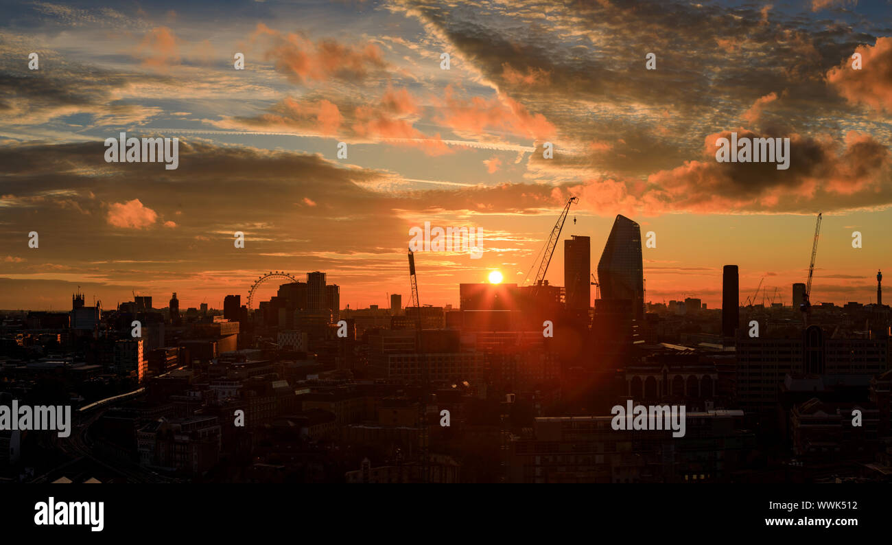 Blick auf den atemberaubenden Sonnenuntergang über dem Horizont in der vergangenen Nacht in London von der London Bridge. Durchwachsenes Wetter ist für das Wochenende prognostiziert. Stockfoto