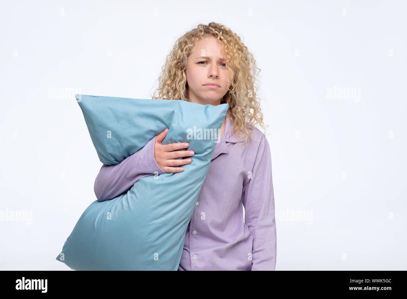 Müde junge Frau mit Kissen versucht, mehr zu schlafen, will nicht bis zu erhalten. Negativen Gesichts menschliches Gefühl. Stockfoto