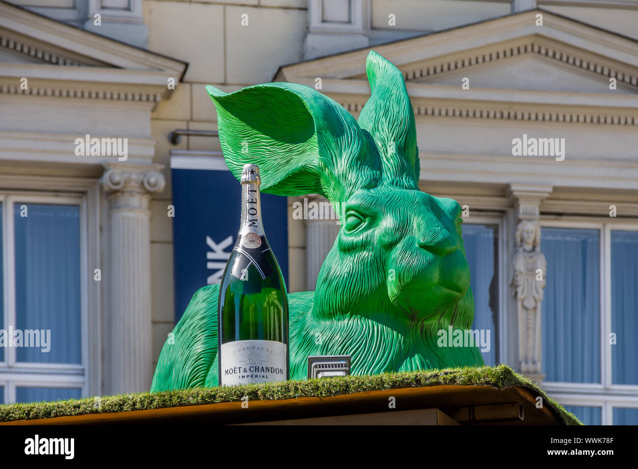Grüne hase Skulptur Förderung der Albrecht Dürer Ausstellung (Okt 2019 -  Jan 2020) an der Albertina in Wien, Österreich Stockfotografie - Alamy