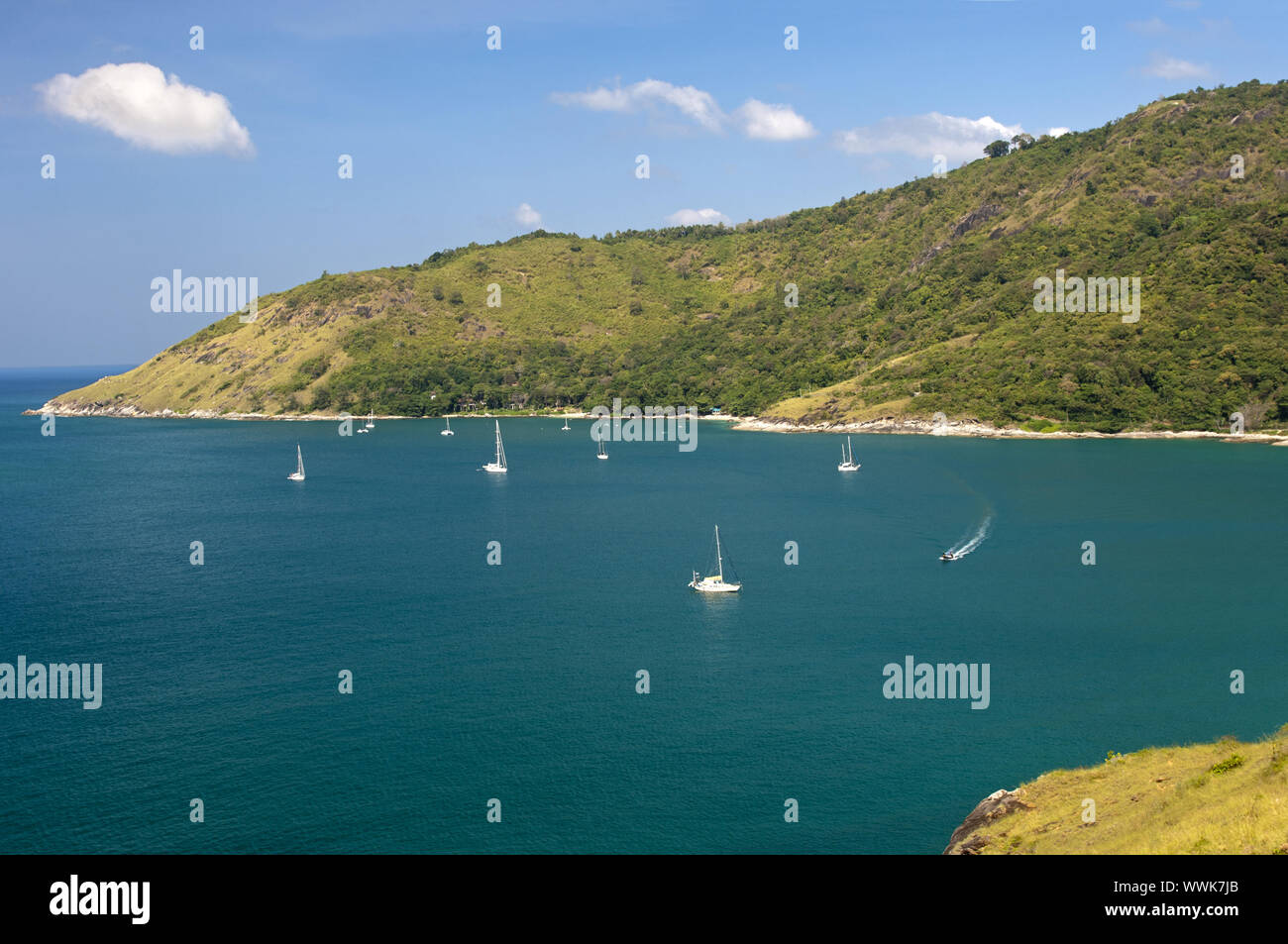 Ruhige Bucht mit Booten in den südlichen Teil der Insel Phuket Stockfoto