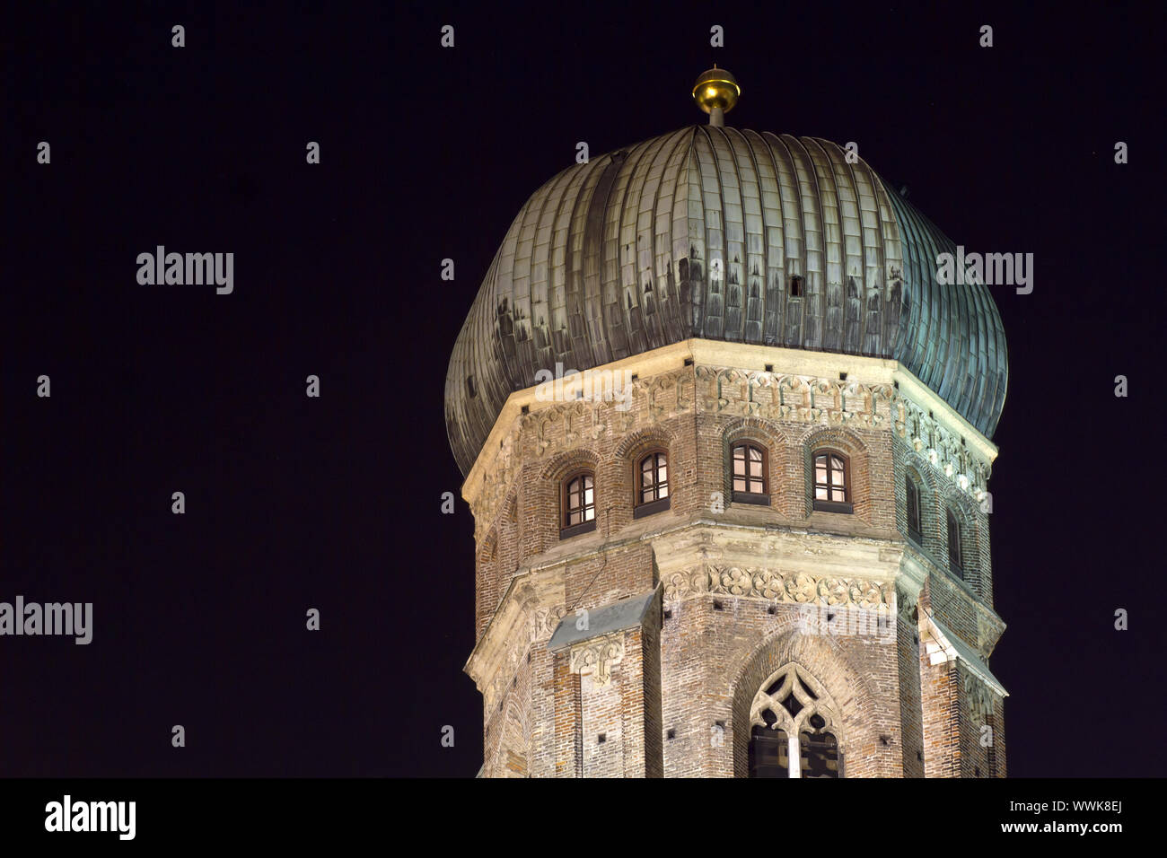 Zwiebelförmigen Kuppel der Frauenkirche in München bei Nacht Stockfoto