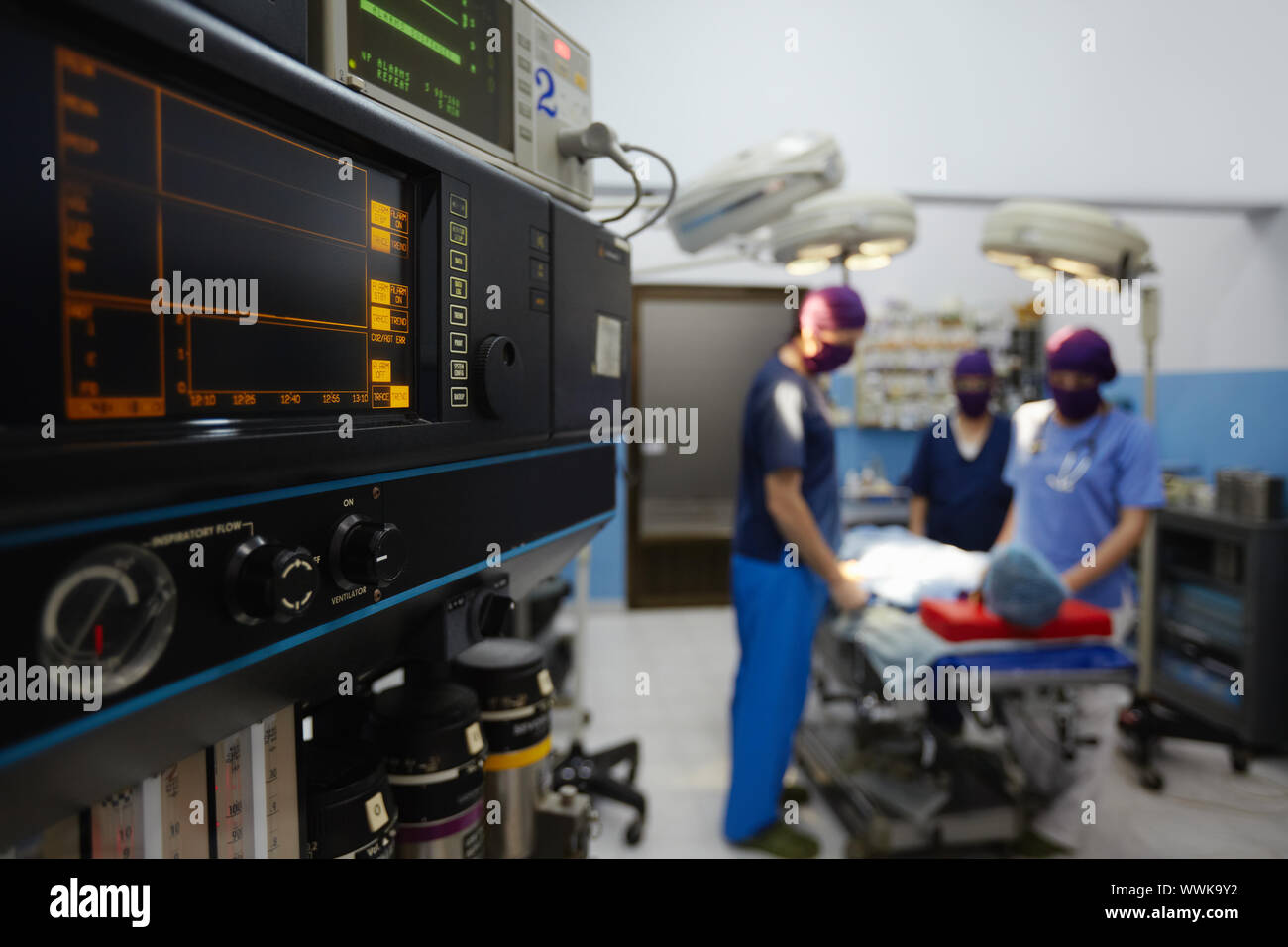 Teamarbeit mit Ärzten, Krankenschwestern, Chirurgen der Chirurgie auf kranke Patienten im Krankenhaus-OP-Saal. Vordergrund im Fokus Stockfoto