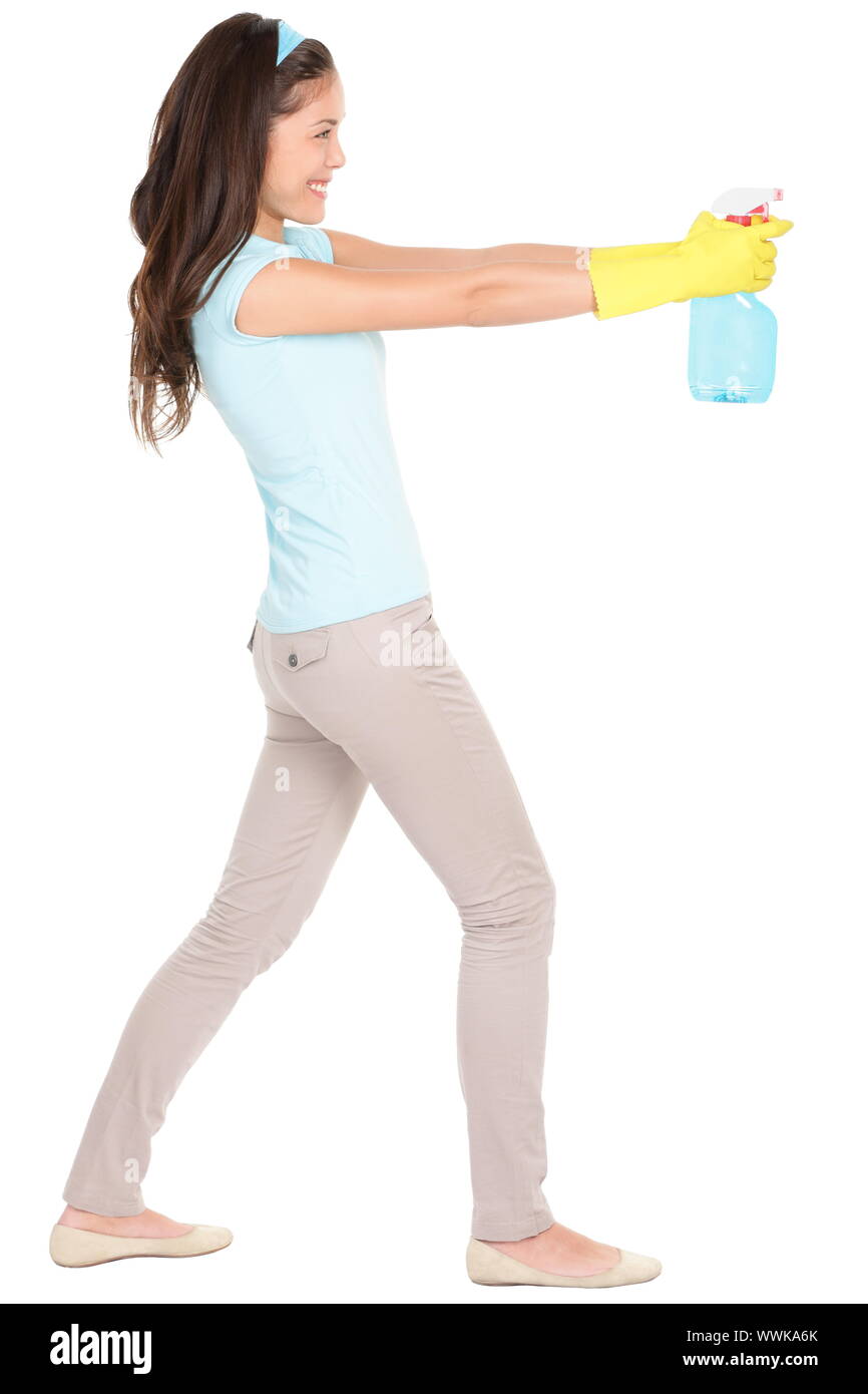 Reinigung Frau zeigt Reinigung Spray flasche Schießen im Profil. Schöne Reinigung stehendes Mädchen in vollem Körper auf weißem Hintergrund. Gemischt r Stockfoto