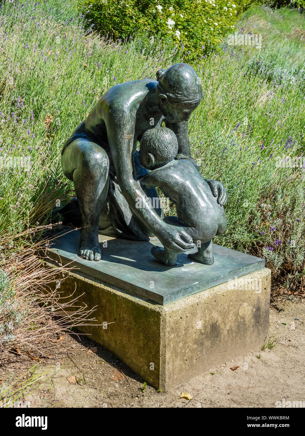 Marmorskulptur von Mutter und Kind im Resselpark, Wien, Österreich. Stockfoto
