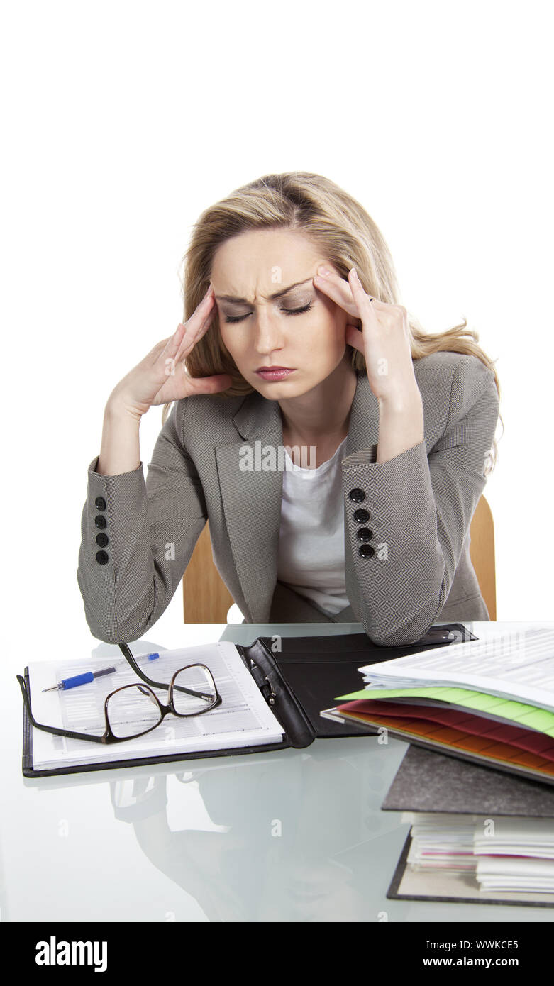 Geschäftsfrau, die bei der Arbeit im Büro freigegeben Stockfoto