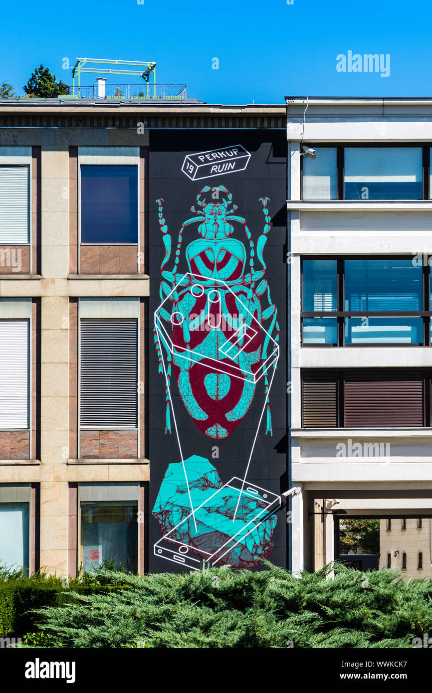 Skarabäus und Smartphone Wandmalerei von Perkup und Ruine, durch Übernahme das Wien Museum'' Projekt 2019, Karlsplatz, Wien, Austria gesponsert gemalt. Stockfoto