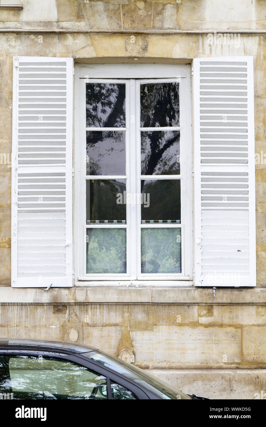 Alte Fenster mit Fensterläden, Paris, Frankreich Stockfoto