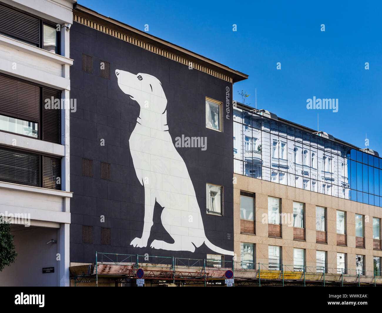 Großes Wandbild von Reskate Studio zeigt eine domestizierte Tiroler Tiroler Bracke' Hund - Mattiellistrasse, Wien, Österreich. Stockfoto