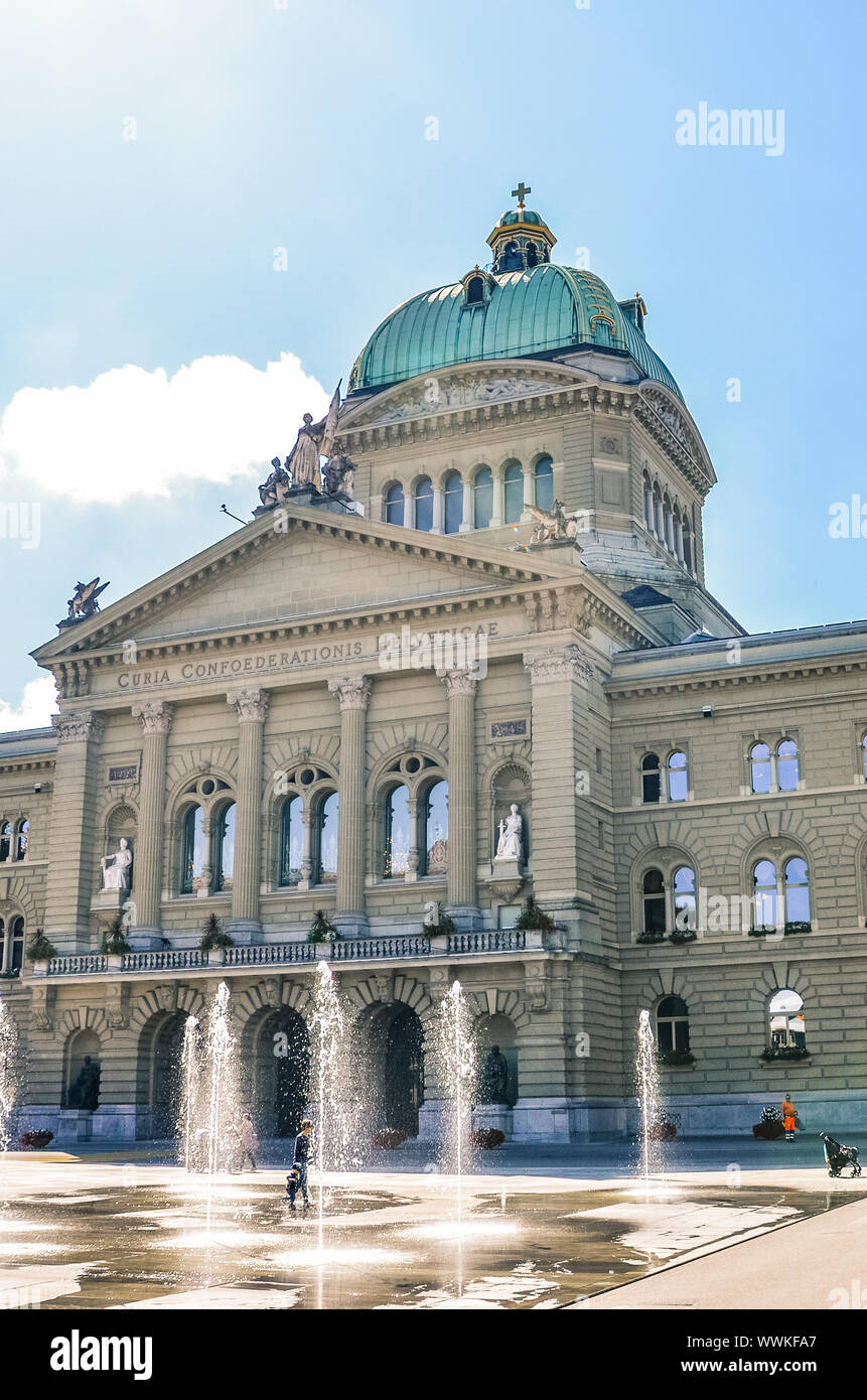 Bern, Schweiz - 14 August 2019: Gebäude des schweizerischen Parlaments von außen fotografiert mit Menschen zu Fuß auf den angrenzenden Platz. Regierung, Verwaltung. Schweizerischen Eidgenossenschaft. Zustand. Stockfoto