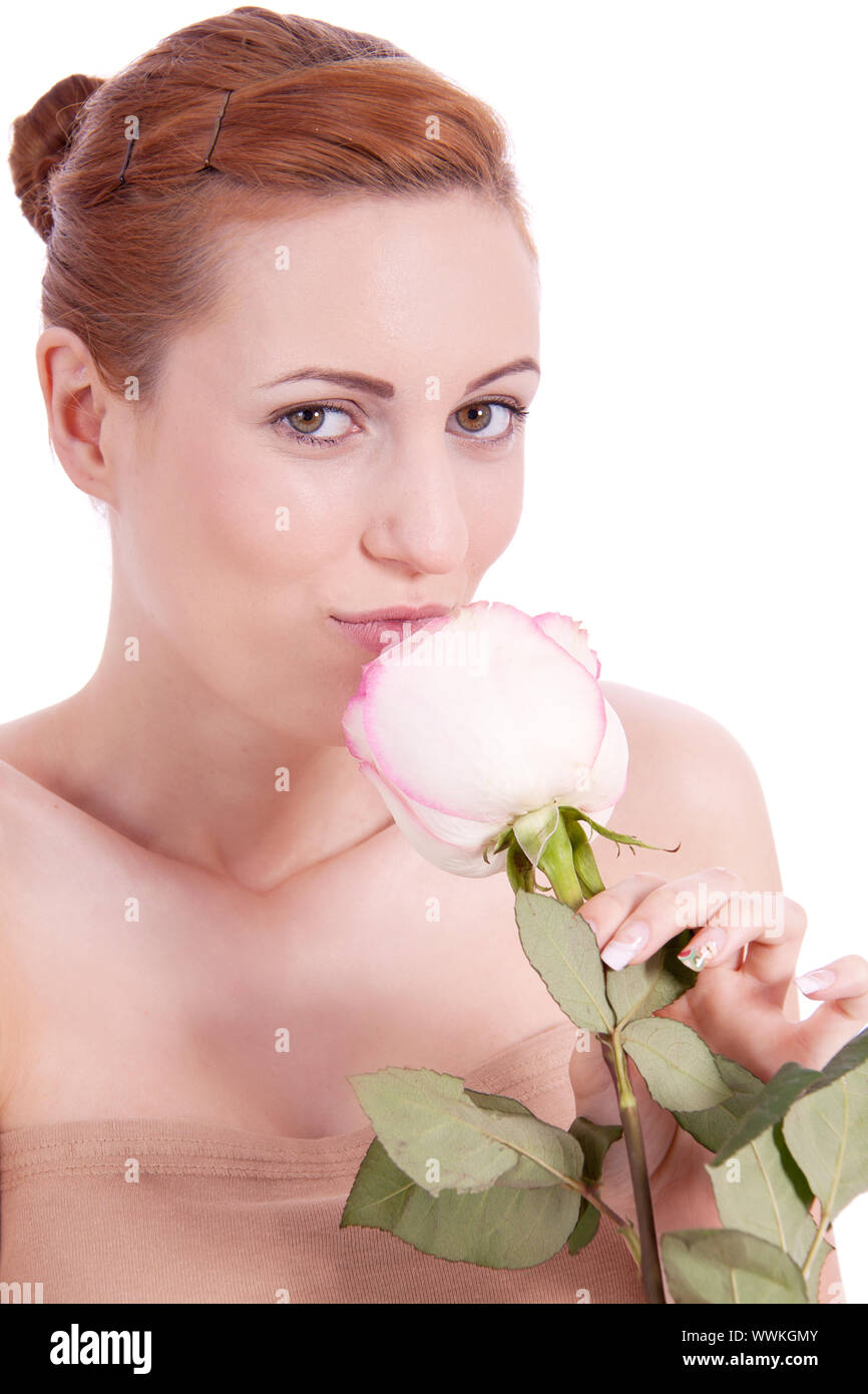 Junge hübsche Frau mit einer Rose in der Hand. Stockfoto