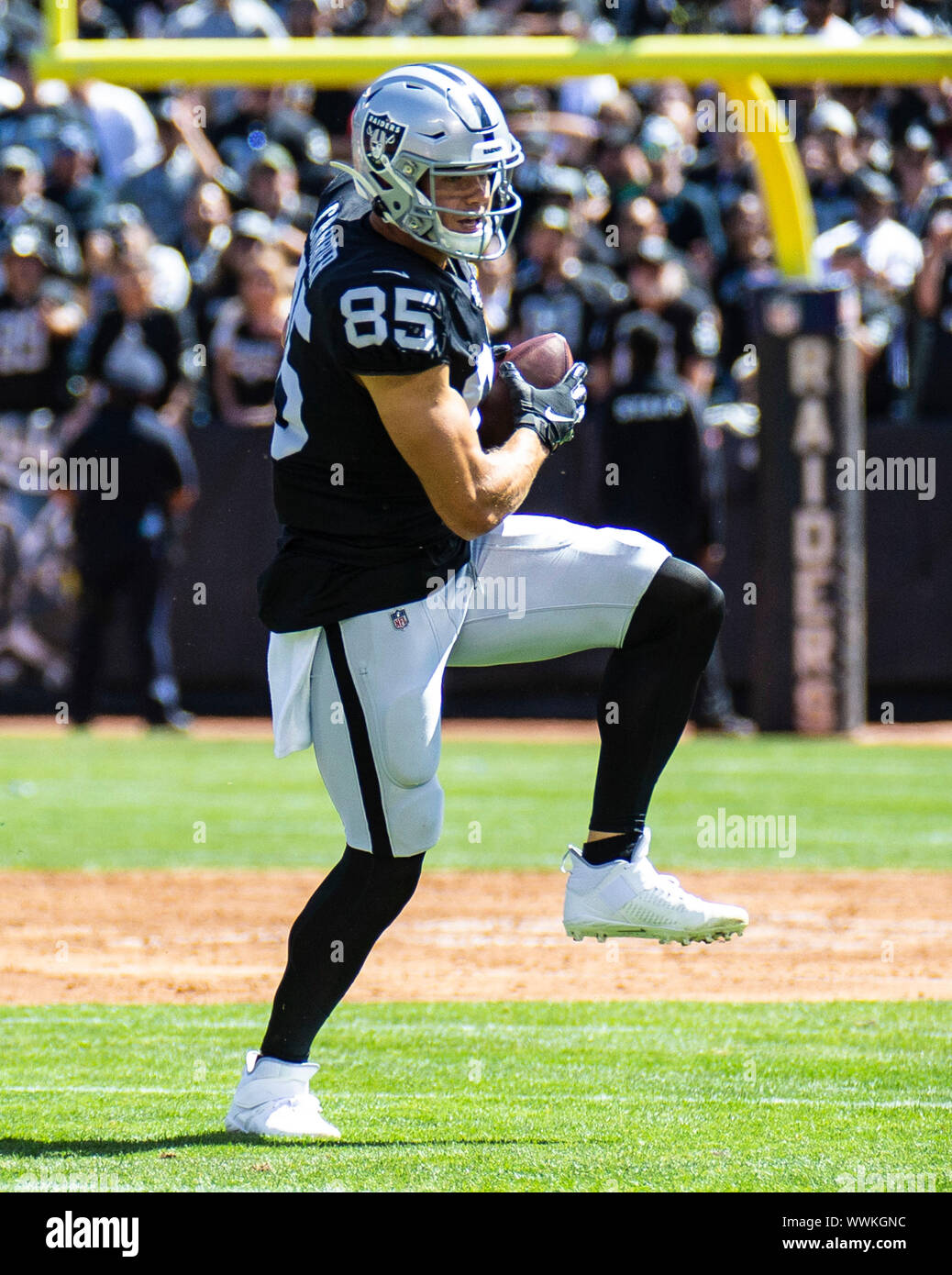 RingCentral Kolosseum Oakland, Calif, USA. 15 Sep, 2019. Usa Räuber tight end Derek Träger (85) Machen Sie einen Haken für einen kurzen Gewinn während der NFL Football Spiel zwischen Kansas City Chiefs und die Oakland Raiders 10-28 an RingCentral Kolosseum Oakland, Calif. Thurman James/CSM/Alamy Leben Nachrichten verloren Stockfoto