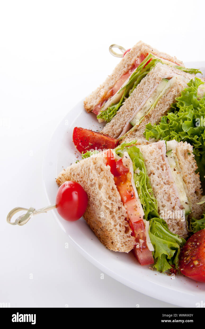 Frische Club Sandwich mit Schinken, Käse, Speck und Salat isoliert Stockfoto