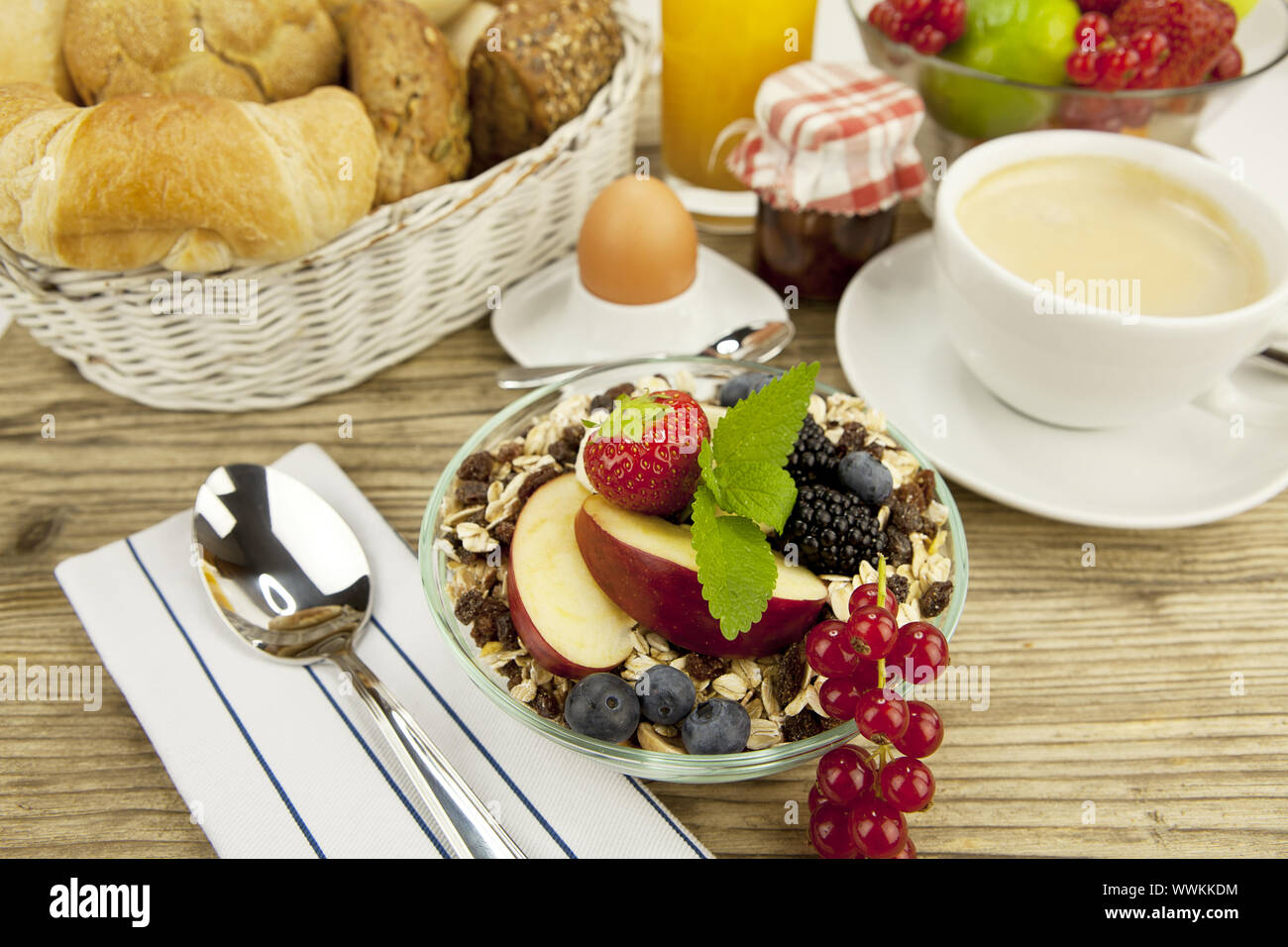 Gesundes Frühstück mit Cornflakes Kaffee und Früchte auf einem Tisch Stockfoto