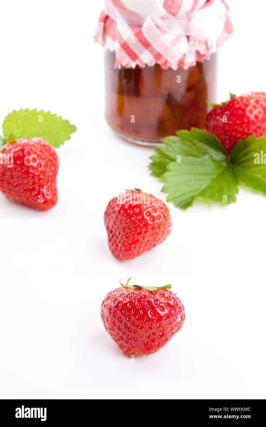 Frische leckere Erdbeermarmelade mit Einmachglas isoliert auf weiss Stockfoto