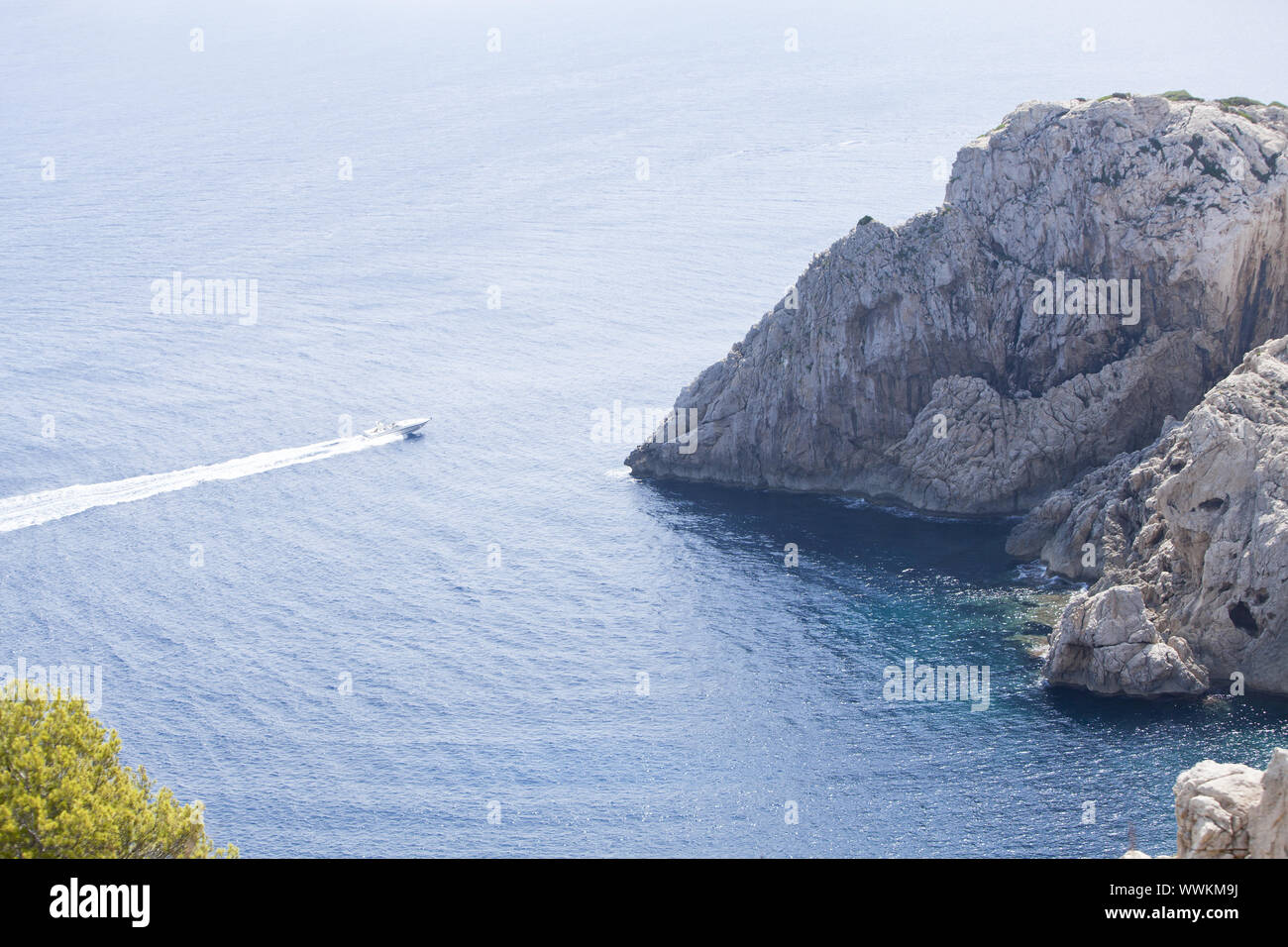 blaues Meer, blauer Himmel und Landschaft im Sommer Stockfoto