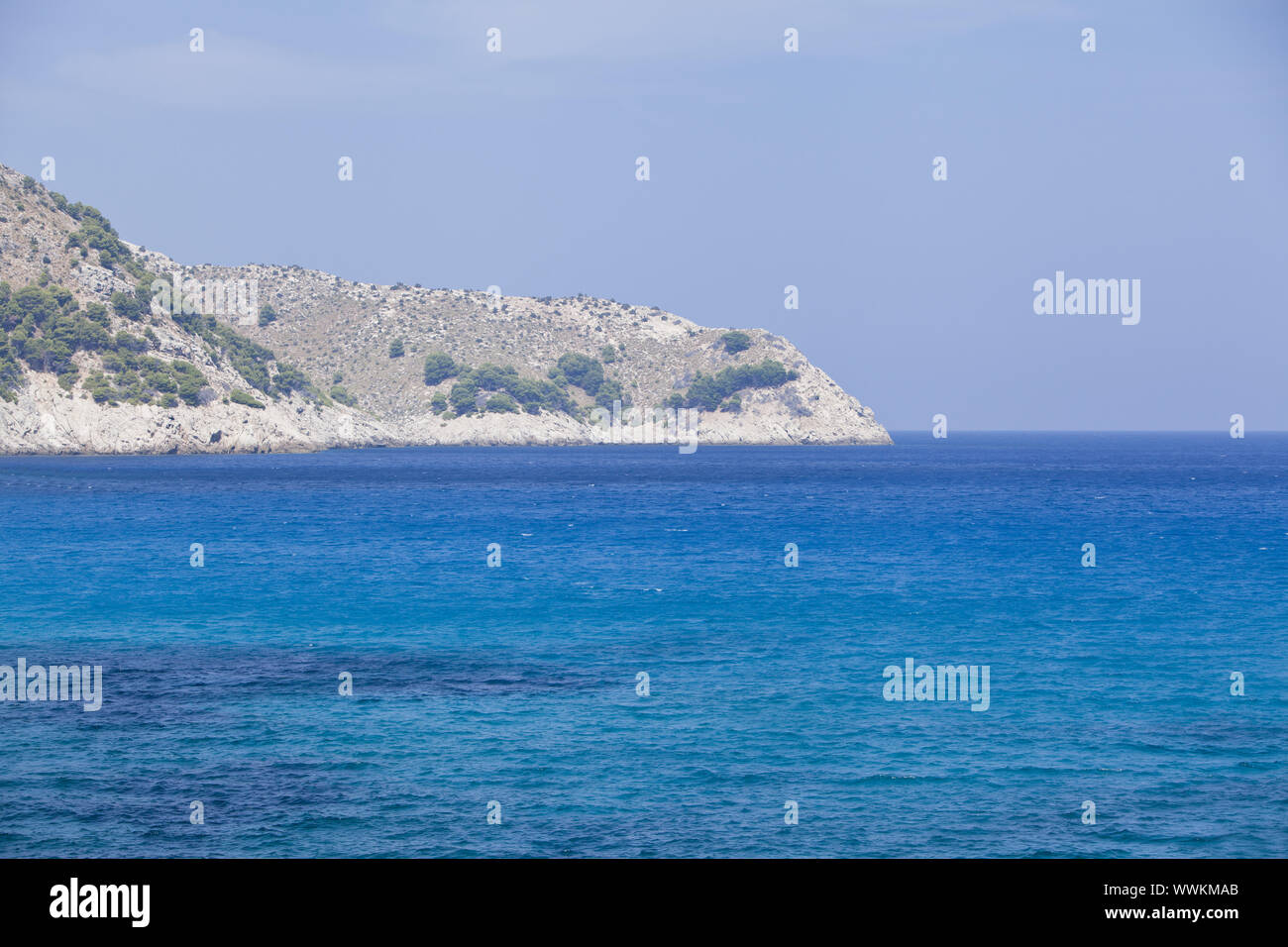 blaues Meer, blauer Himmel und Landschaft im Sommer Stockfoto