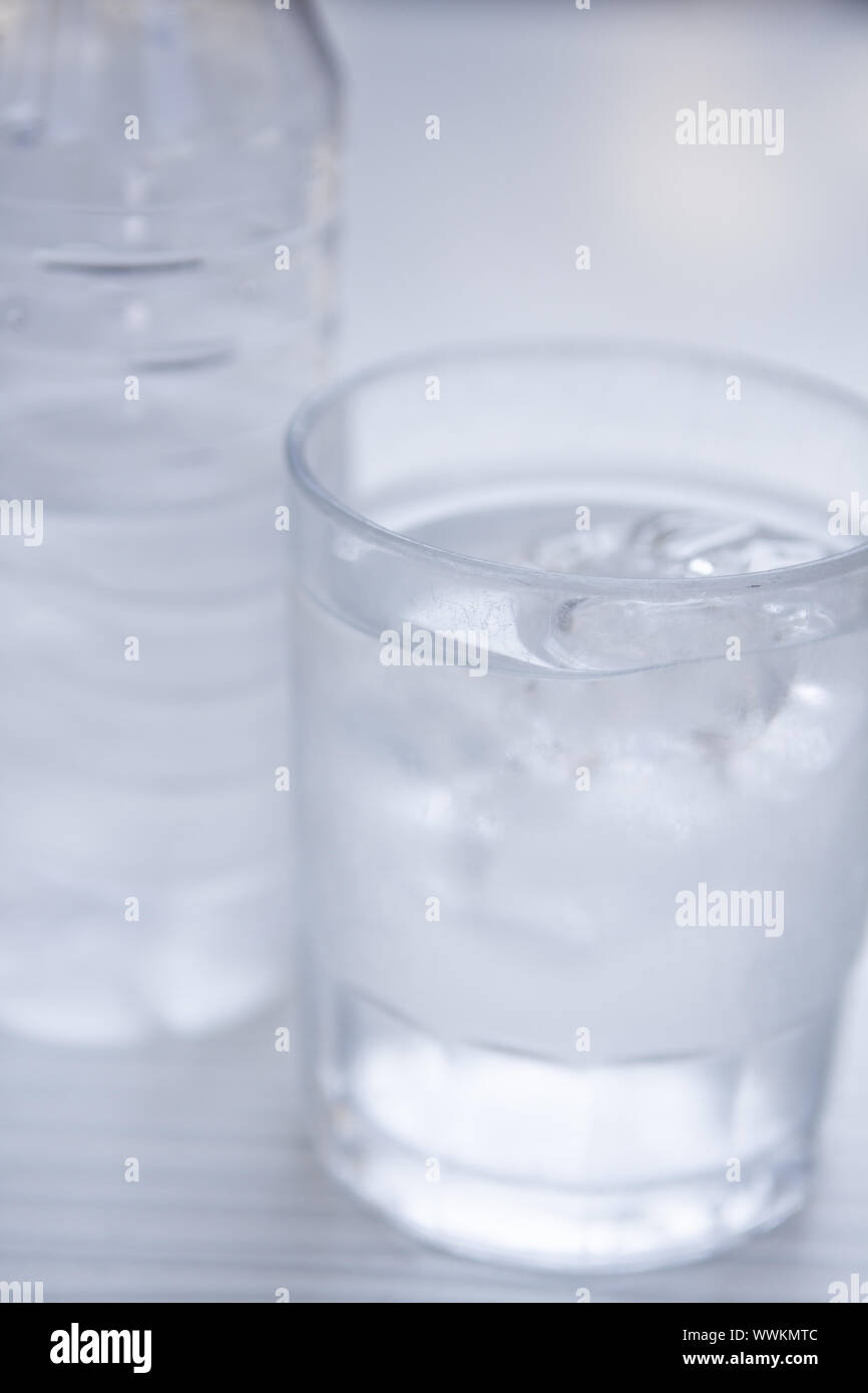 frischem, kaltem klaren Wasser in einer Flasche und einem Glas Stockfoto