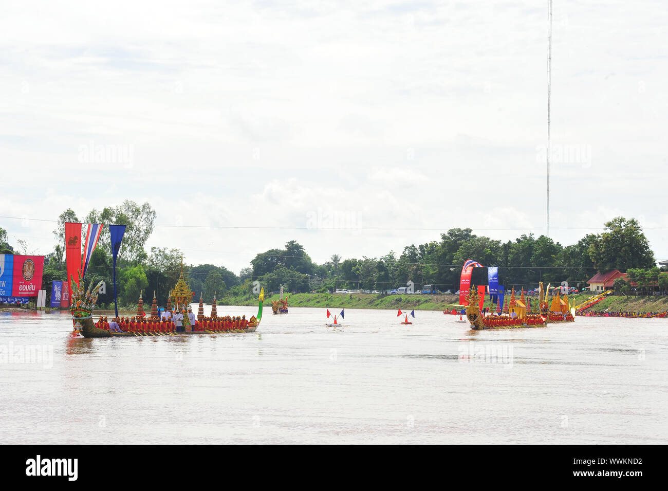 PHICHIT, THAILAND - 7. SEPTEMBER 2019: Phichit Yacht Racing ist eine traditionelle Veranstaltung des langjährigen. im September jedes Jahres auf der Nan Fluss in Fr Stockfoto