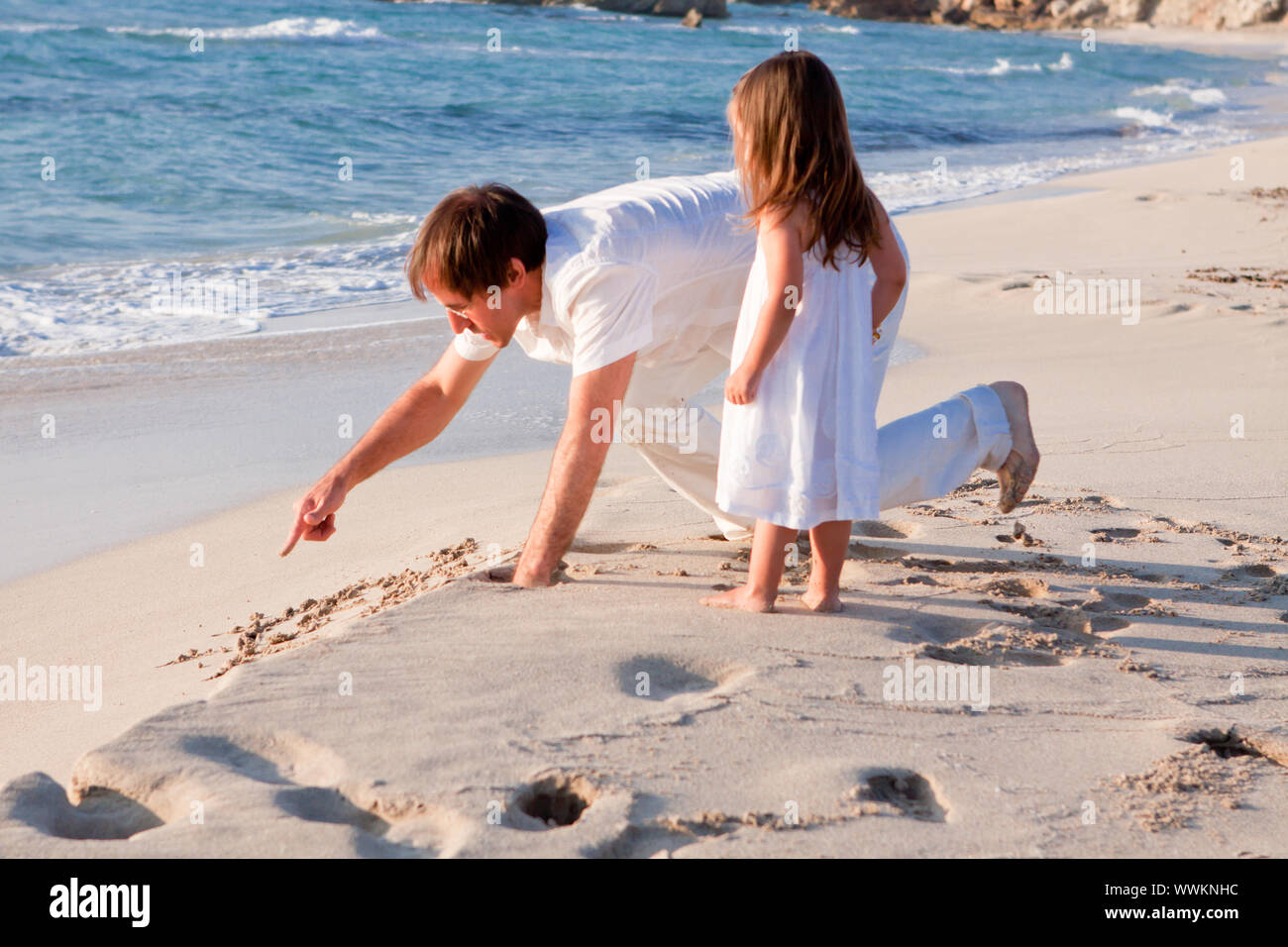 Vater mit seiner kleinen tochter am strand Fotos und Bildmaterial in hoher Auflösung Alamy