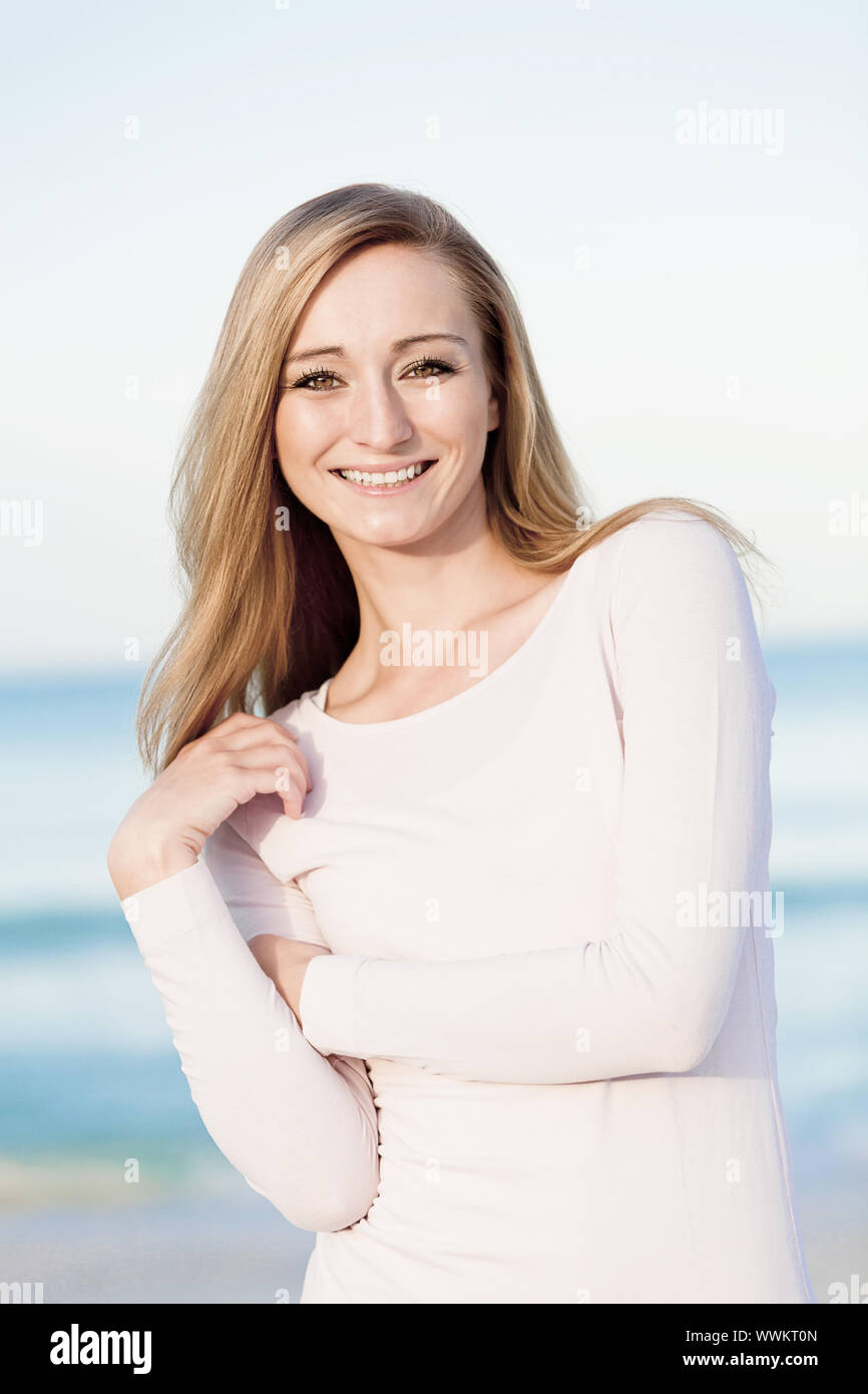 Junge hübsche Frau im Portrait am Strand Stockfoto