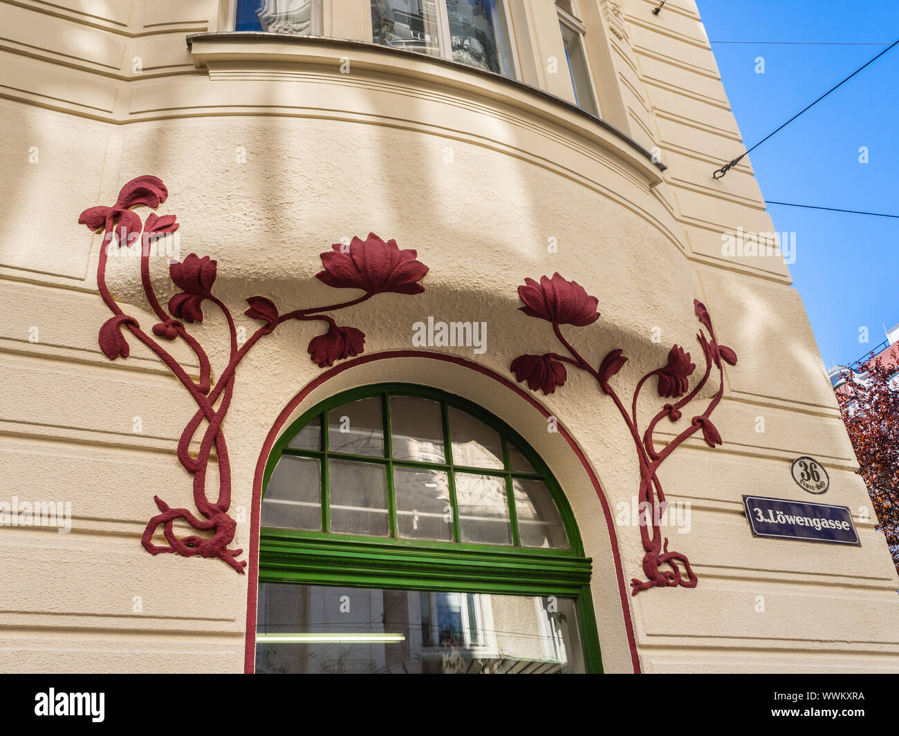 Stilvolle Blumenschmuck über Fenster - Wien, Österreich. Stockfoto