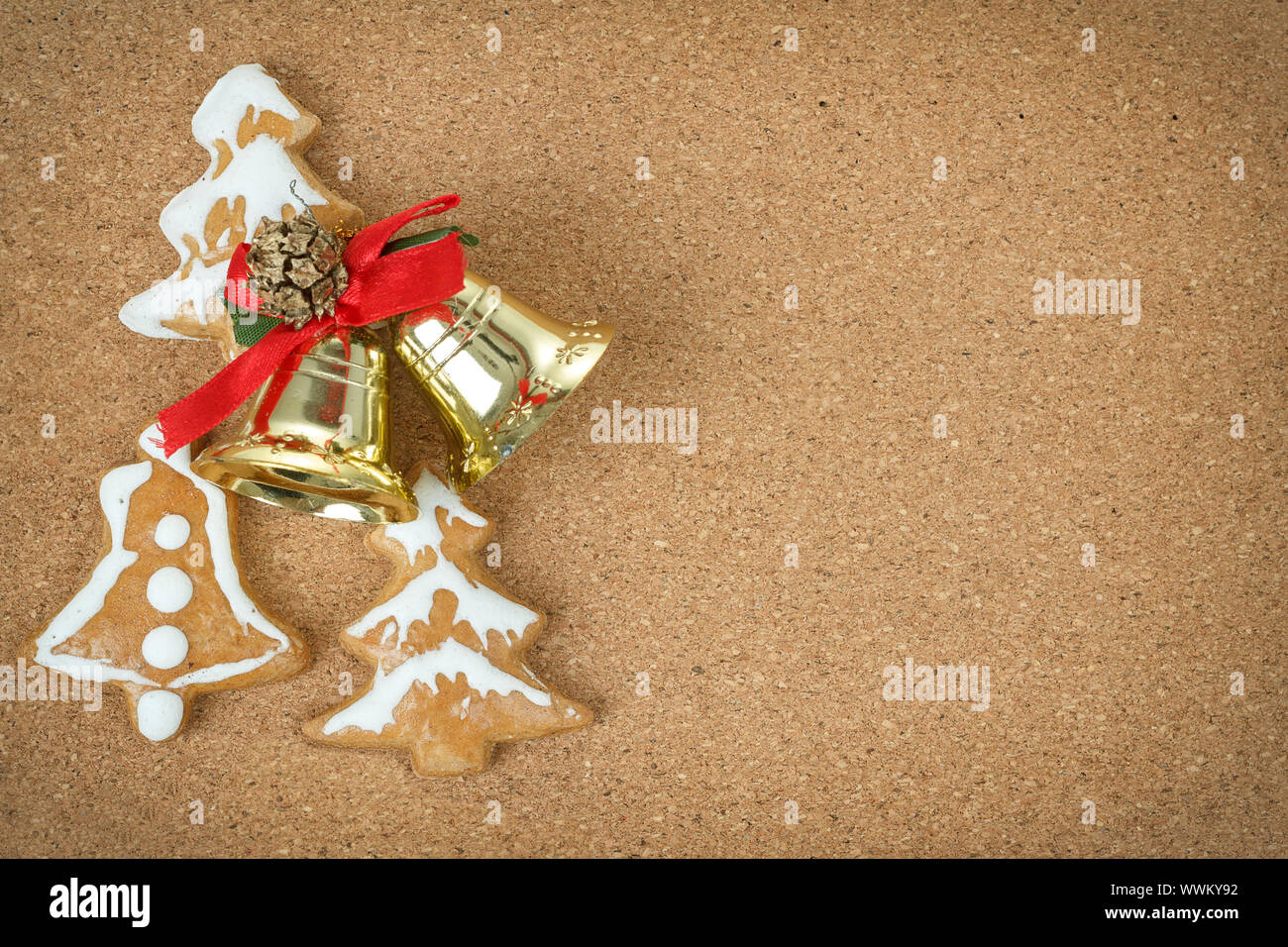 Corcboard mit Lebkuchen und Weihnachten Glocken Stockfoto