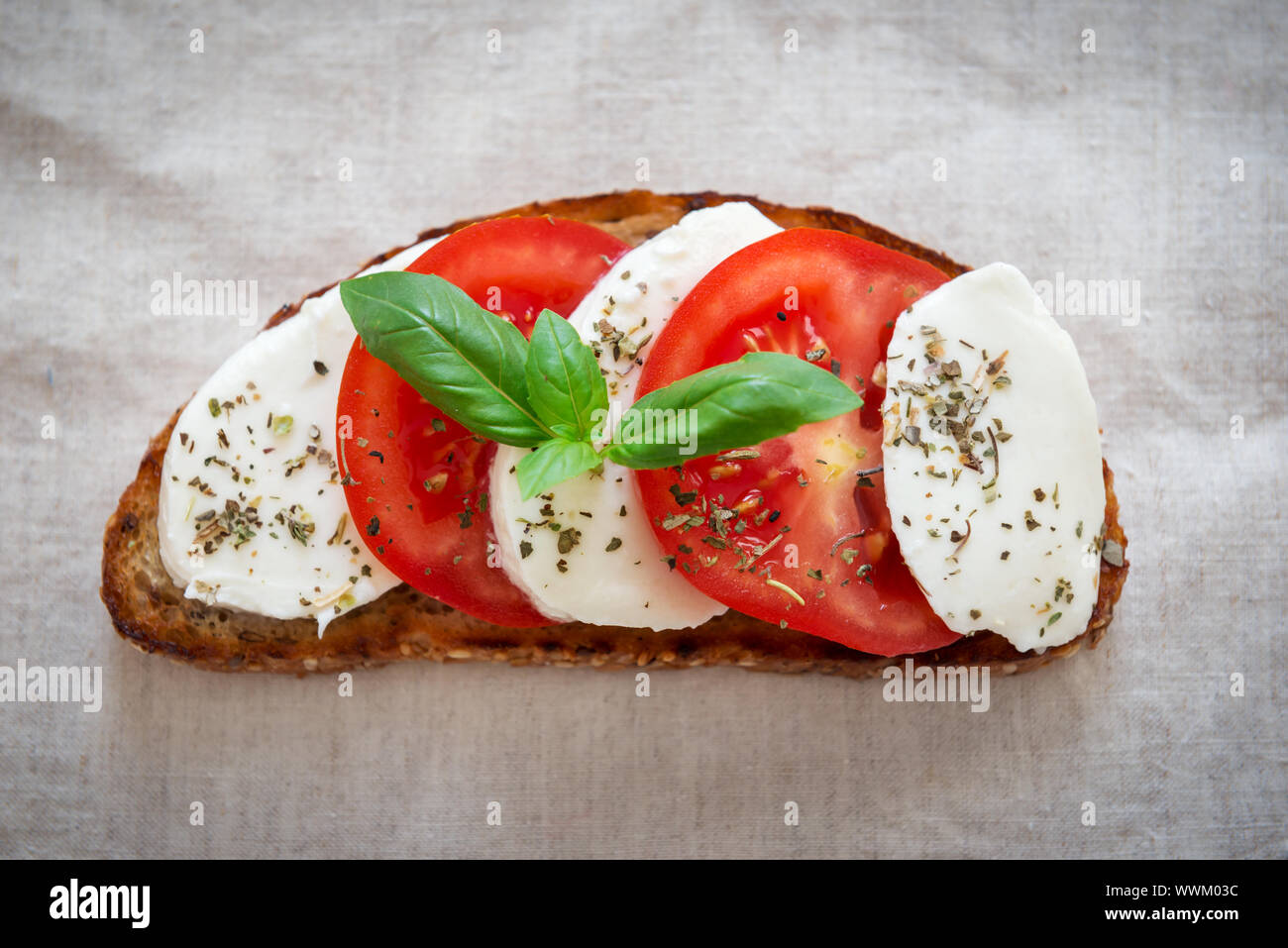 Toast mit Mozzarella und frischen Tomaten mit Basilikum Stockfoto