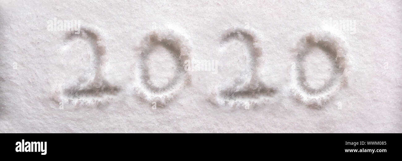 2020 im Schnee geschrieben, neues Jahr Grußkarte Stockfoto