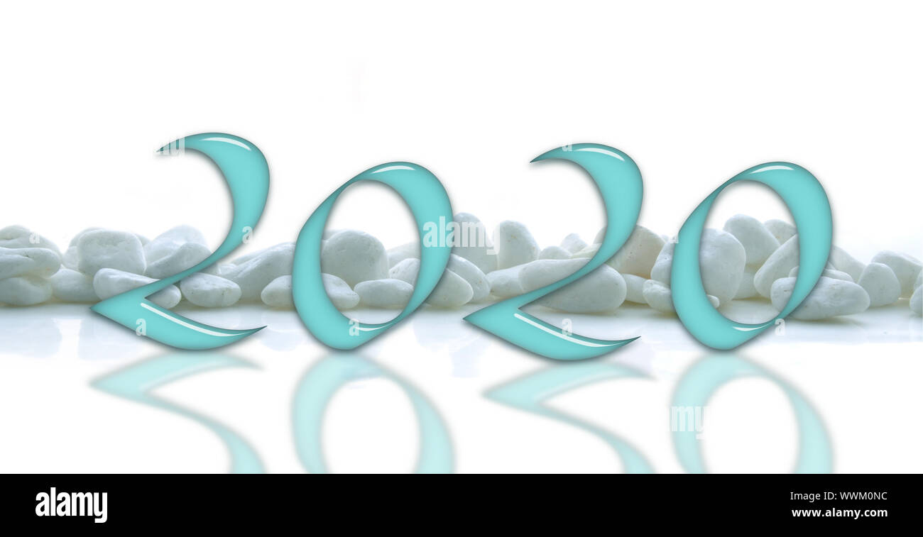 2020, Glas Zahlen auf einem weißen zen Steine Linie Stockfoto