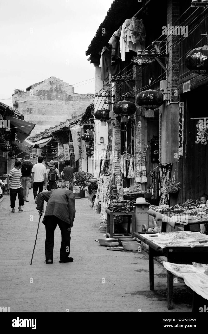 CHINA - 17. Mai, eine alte Frau ist entlang der traditionellen Straße in Xingping, Yangshuo, China am 17. Mai 2010. Stockfoto