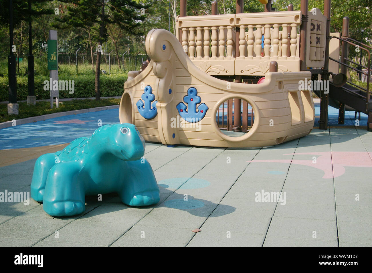 Spielplatz unter Sonnenschein Stockfoto