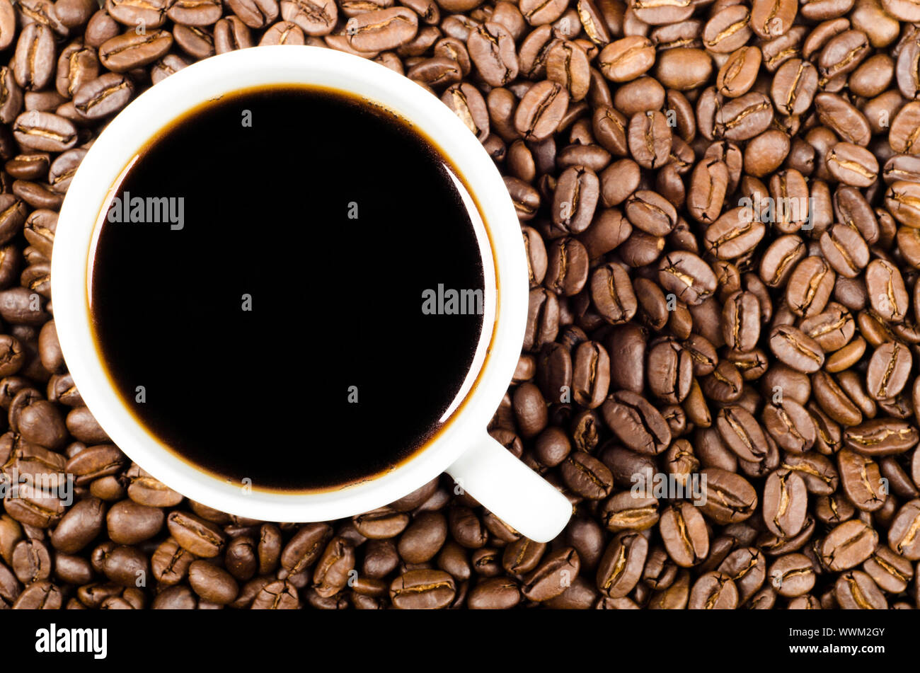 Schwarz filter Kaffee auf Kaffeebohnen mit Text Raum Stockfoto
