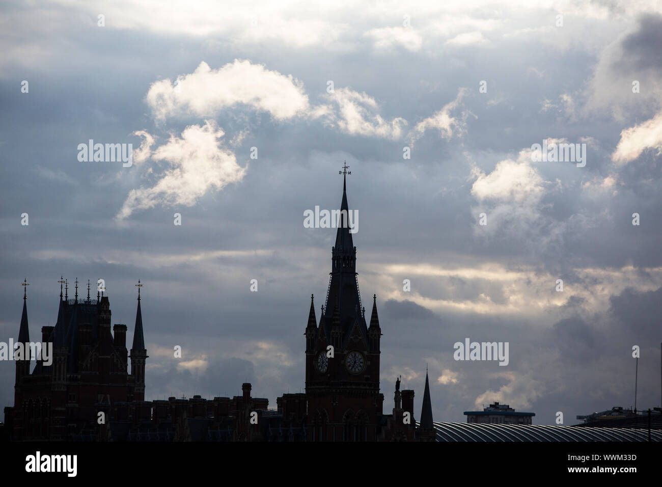 Wolken über dem Bahnhof St Pancras, London, UK. Stockfoto