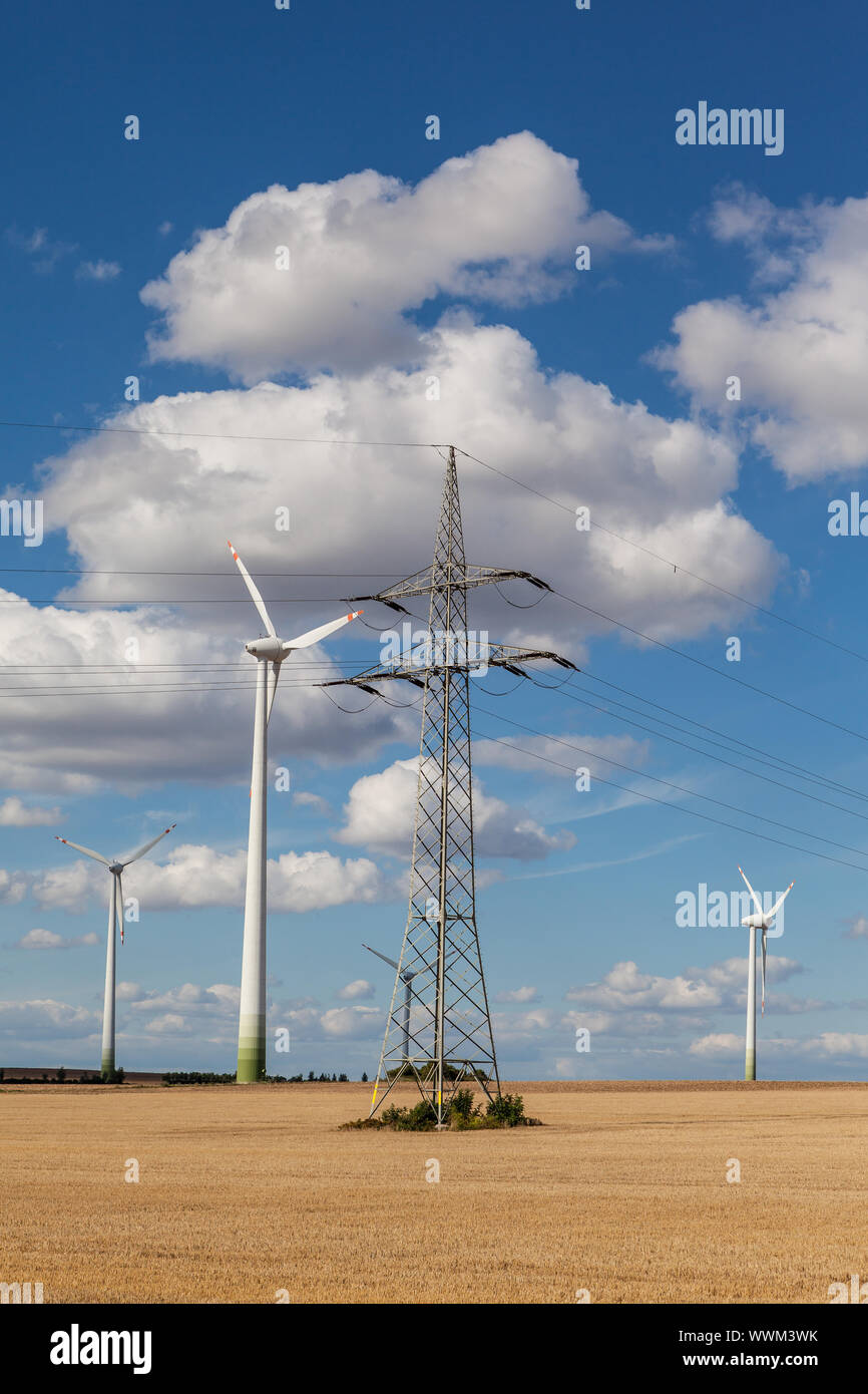 Windenergieanlagen mit Oberleitung Stockfoto