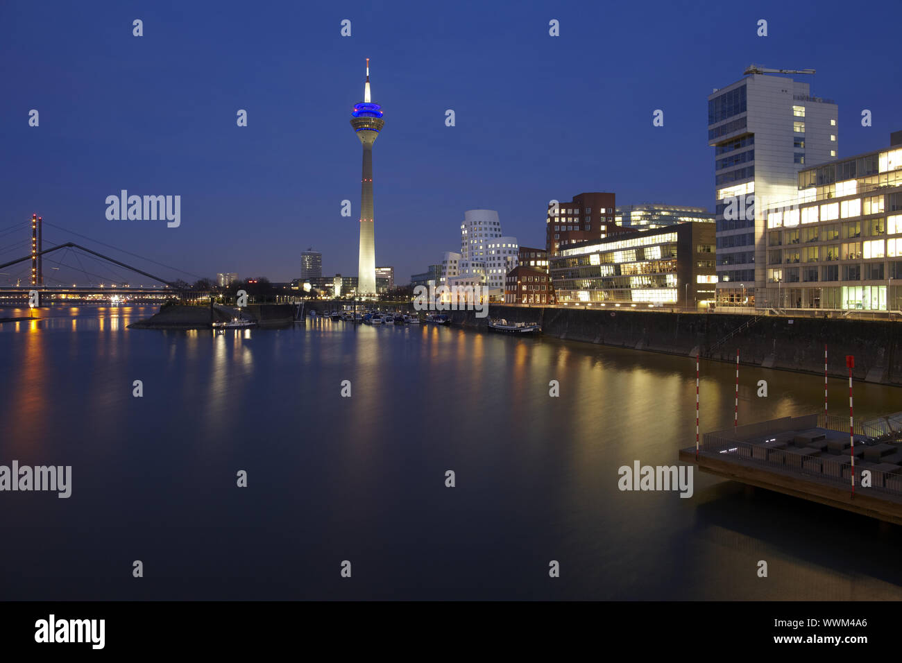 Düsseldorf - Rheinturm und Gehry-Bauten Stockfoto