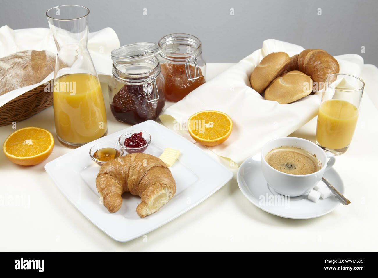 Frühstück mit Marmelade, Orangensaft und einem Croissant Stockfoto